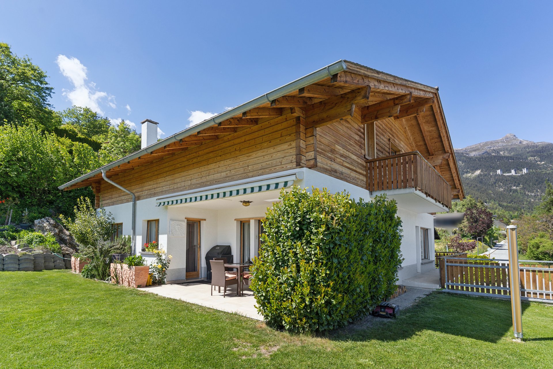 Alpines Einfamilienhaus mit Holzfassade und Balkon