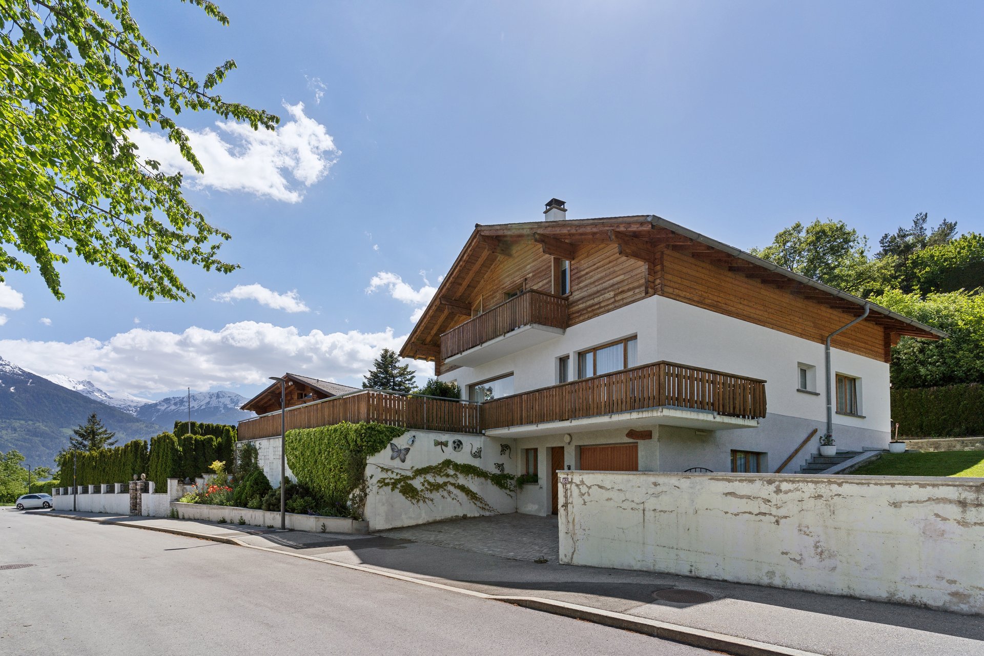 Alpenhaus mit Holzfassade und Balkonen