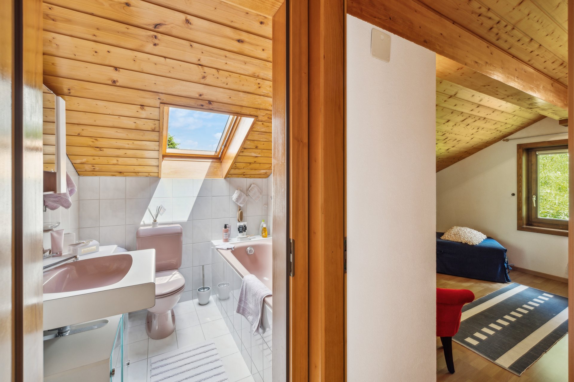 Dachgeschossbad mit Schlafzimmerblick