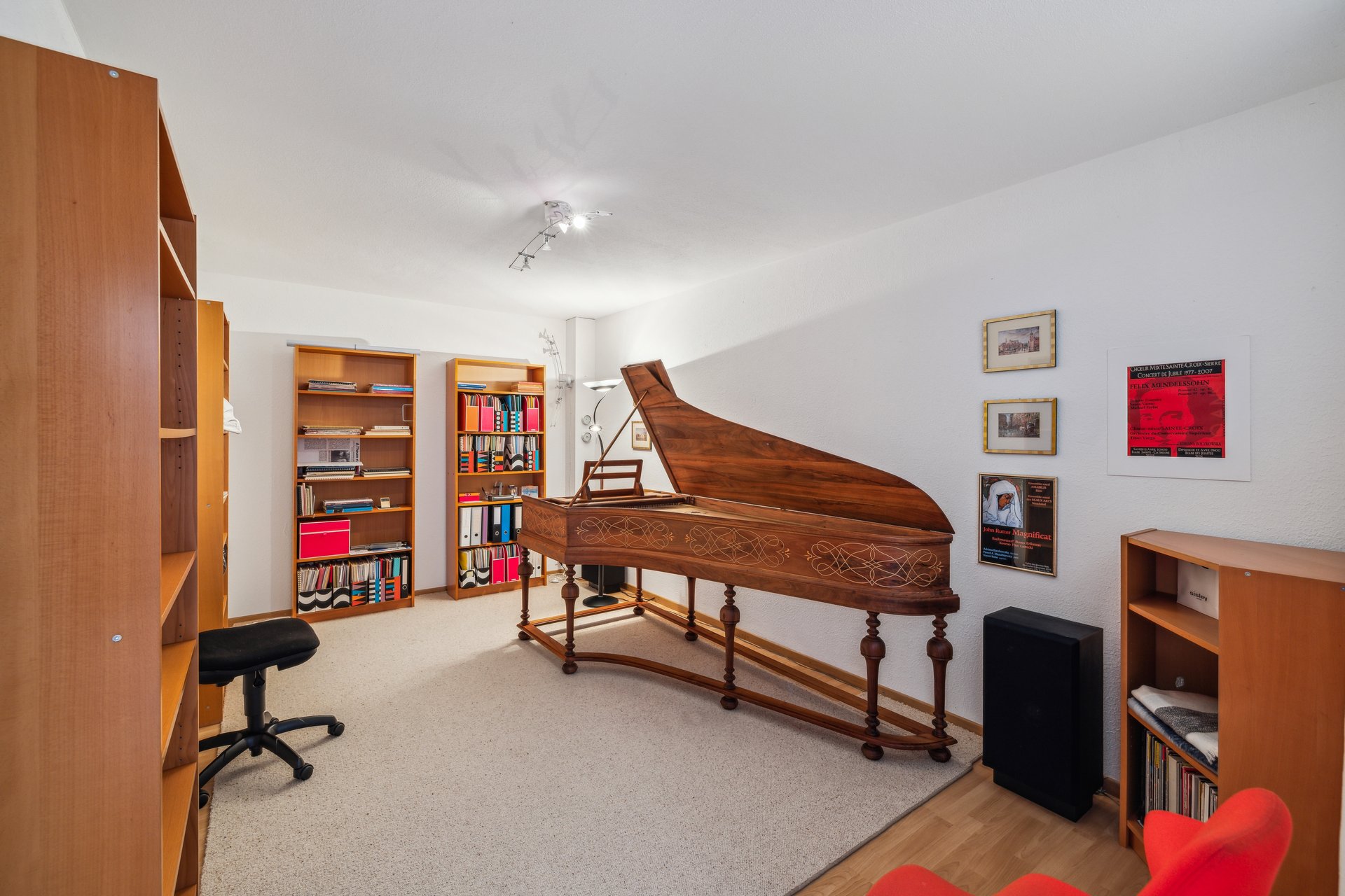 Musikzimmer mit Cembalo und Bücherregalen