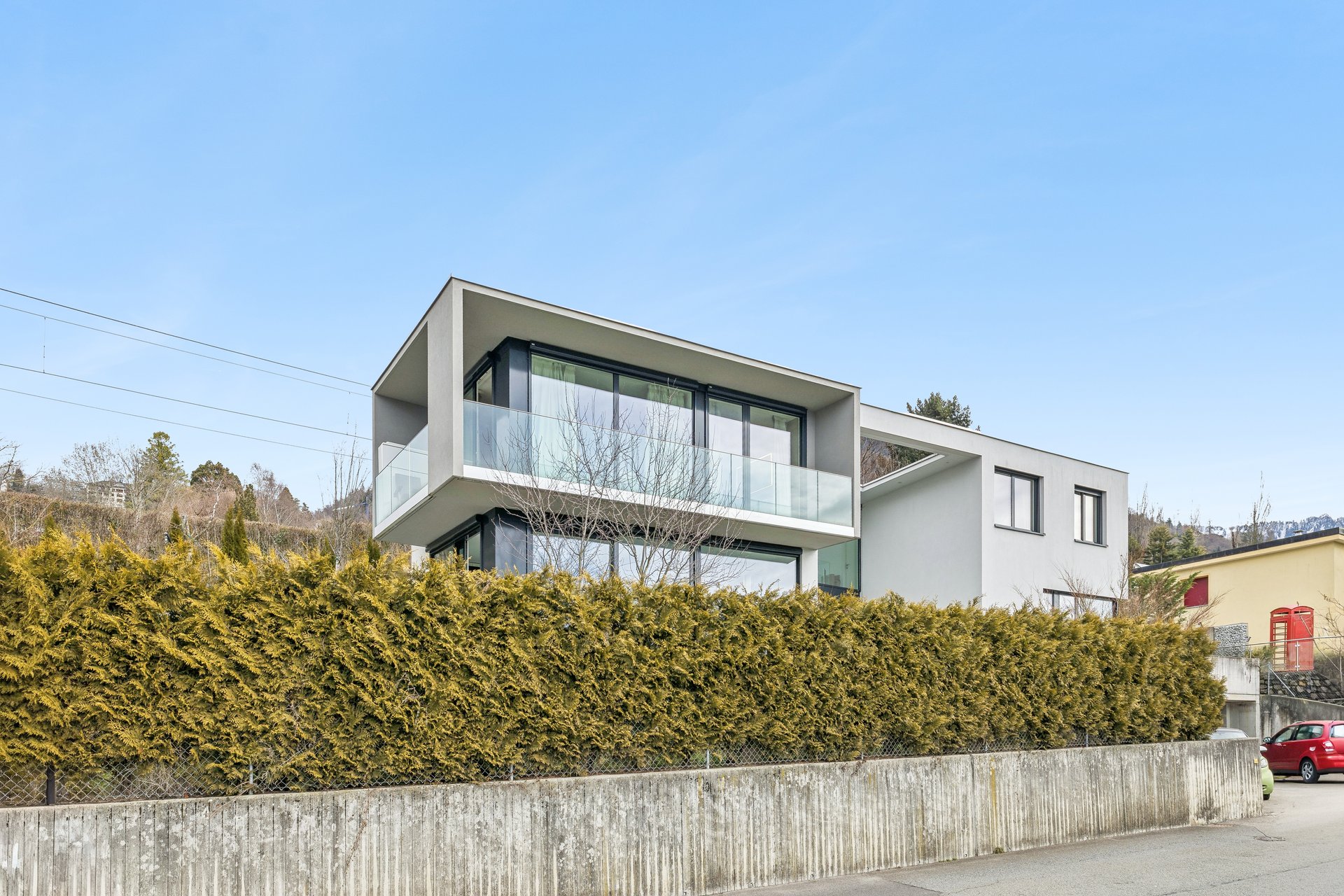 Modernes Einfamilienhaus mit Balkon und Glasgeländer