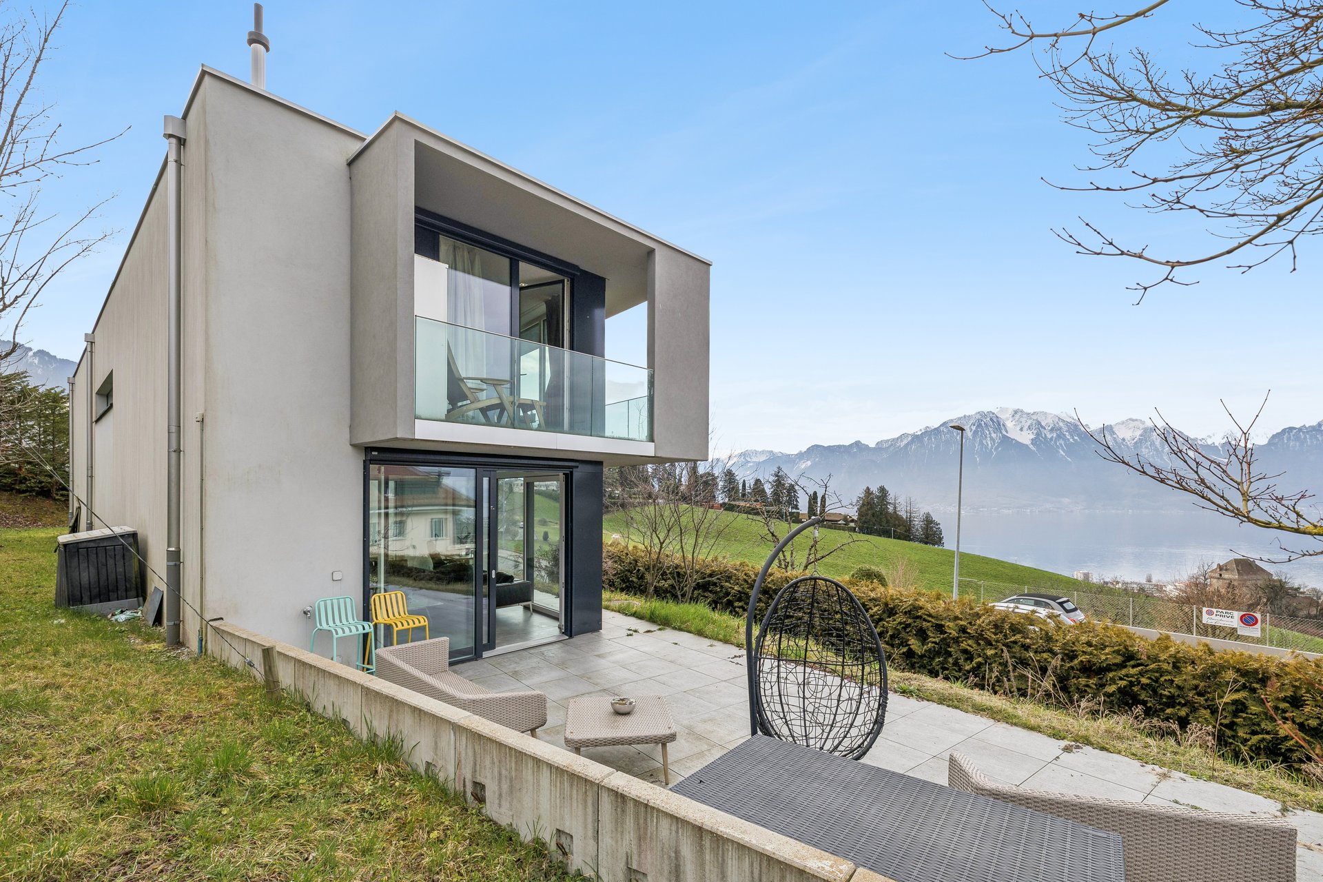 Moderne Außenansicht mit Seeblick und Terrasse