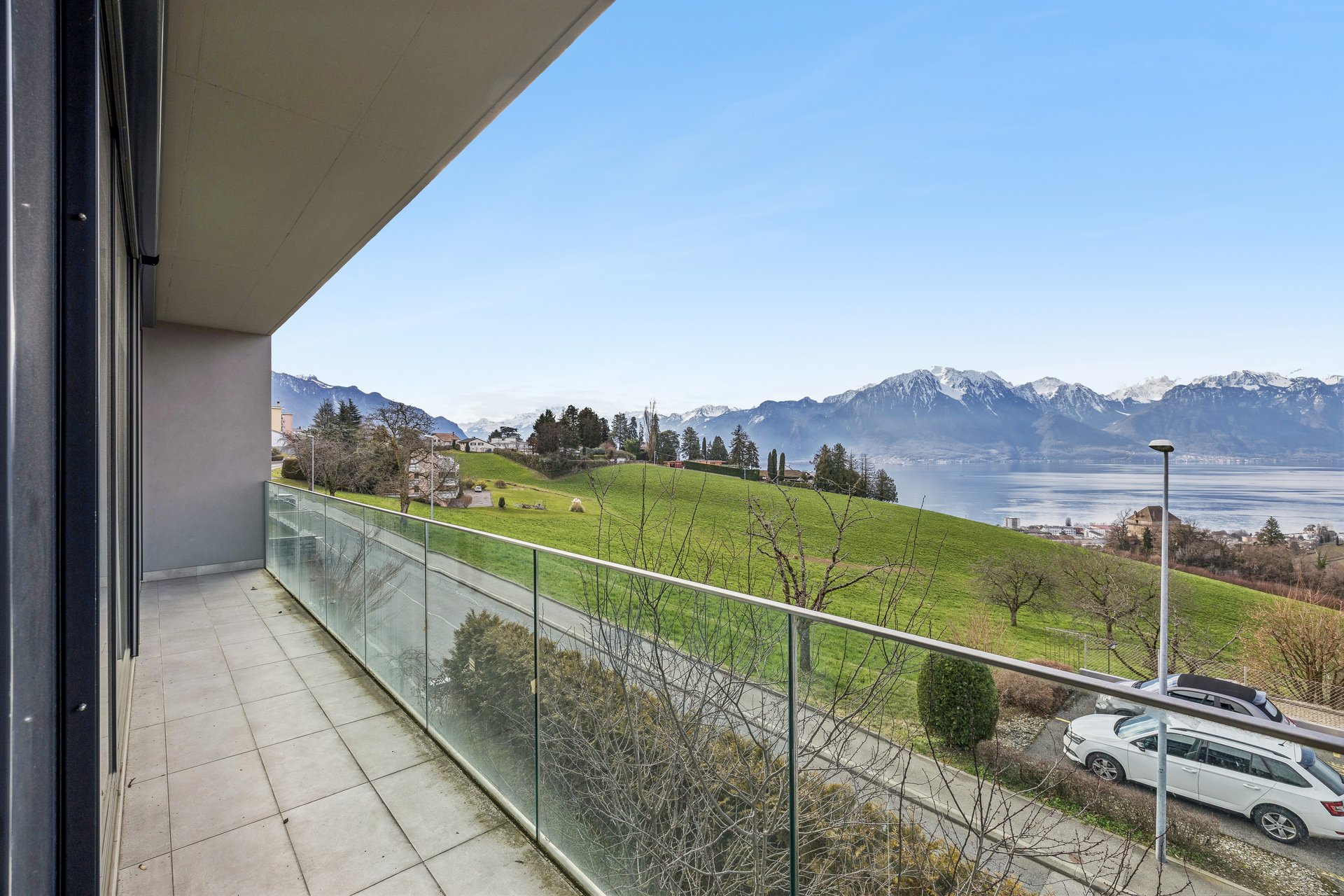 Balkon mit Seeblick und Bergpanorama