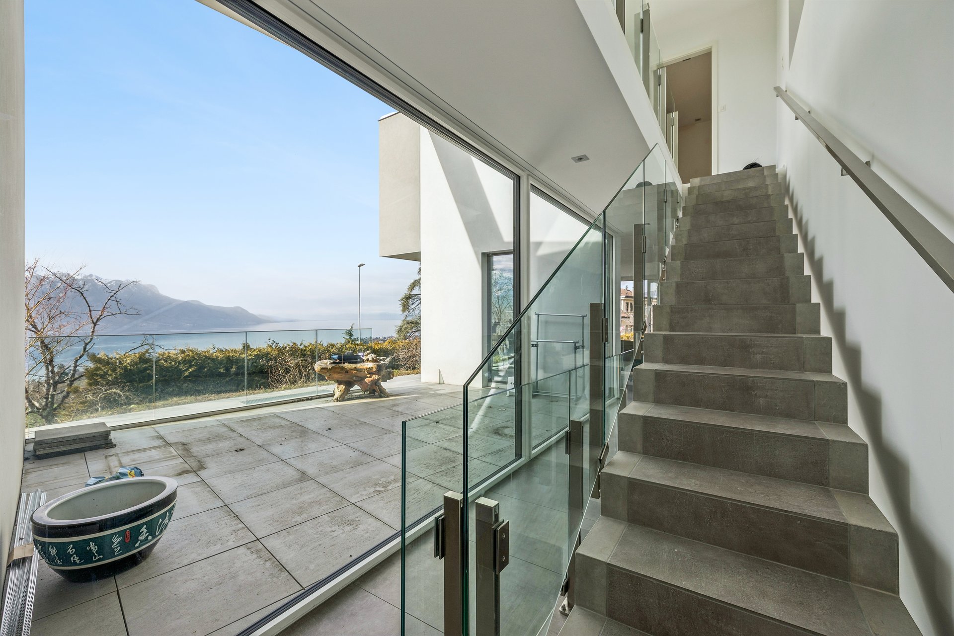 Moderne Treppe mit Seeblick