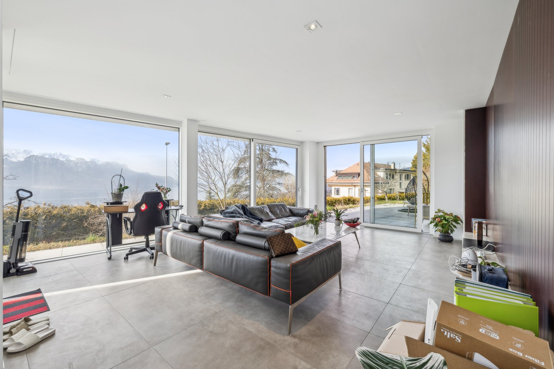 Heller Wohnbereich mit Panoramaausblick