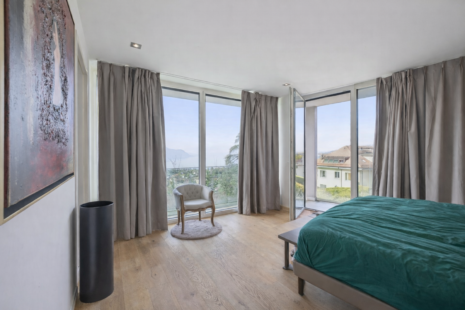 Helles Schlafzimmer mit Panoramablick