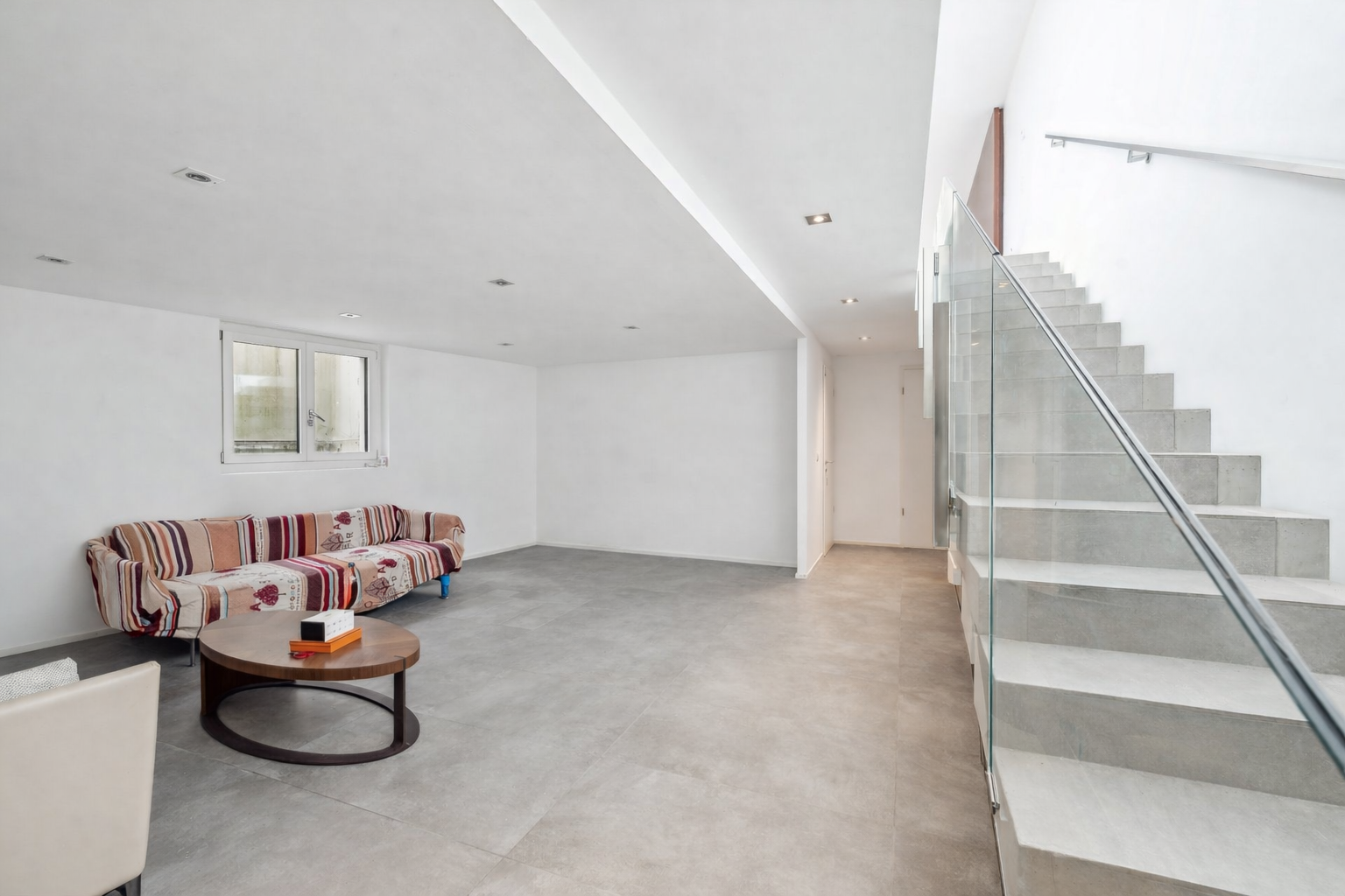 Heller Wohnraum mit Treppe