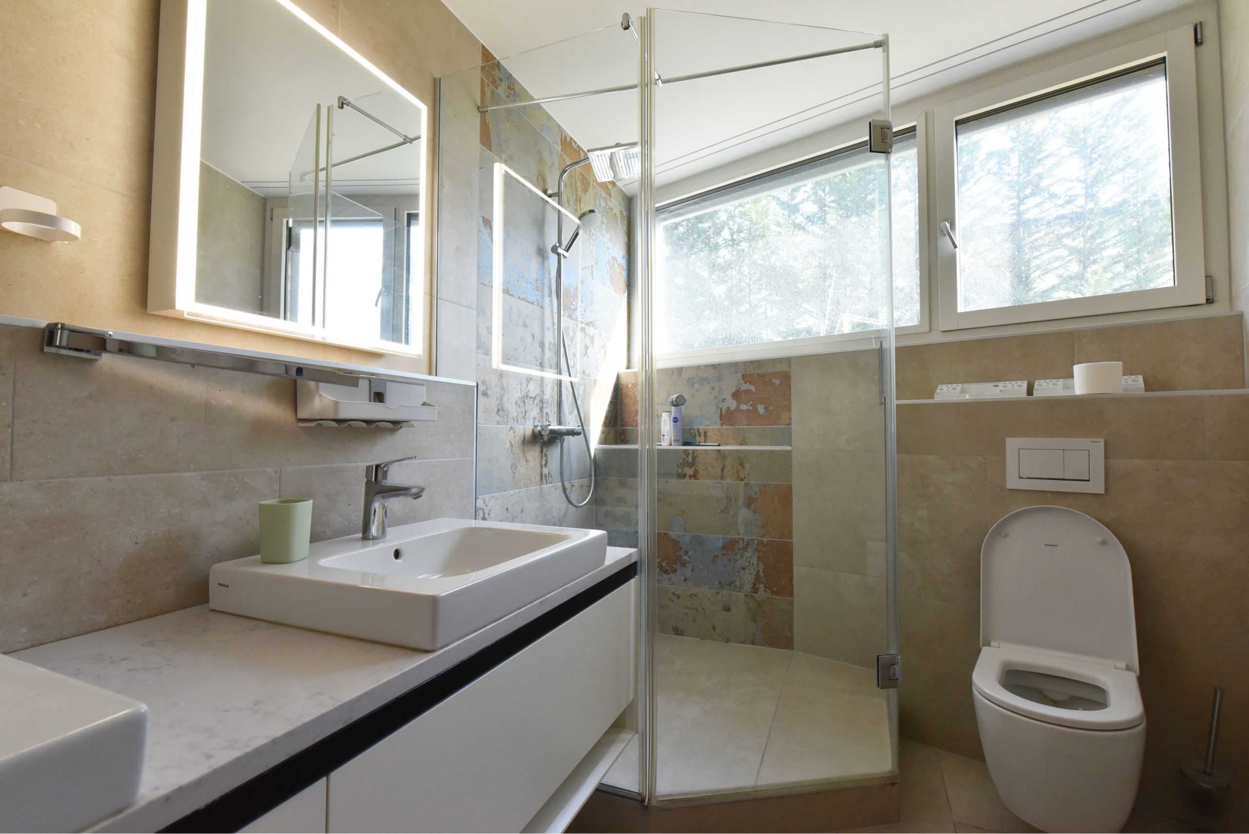 Modernes Badezimmer mit Glasdusche und WC
