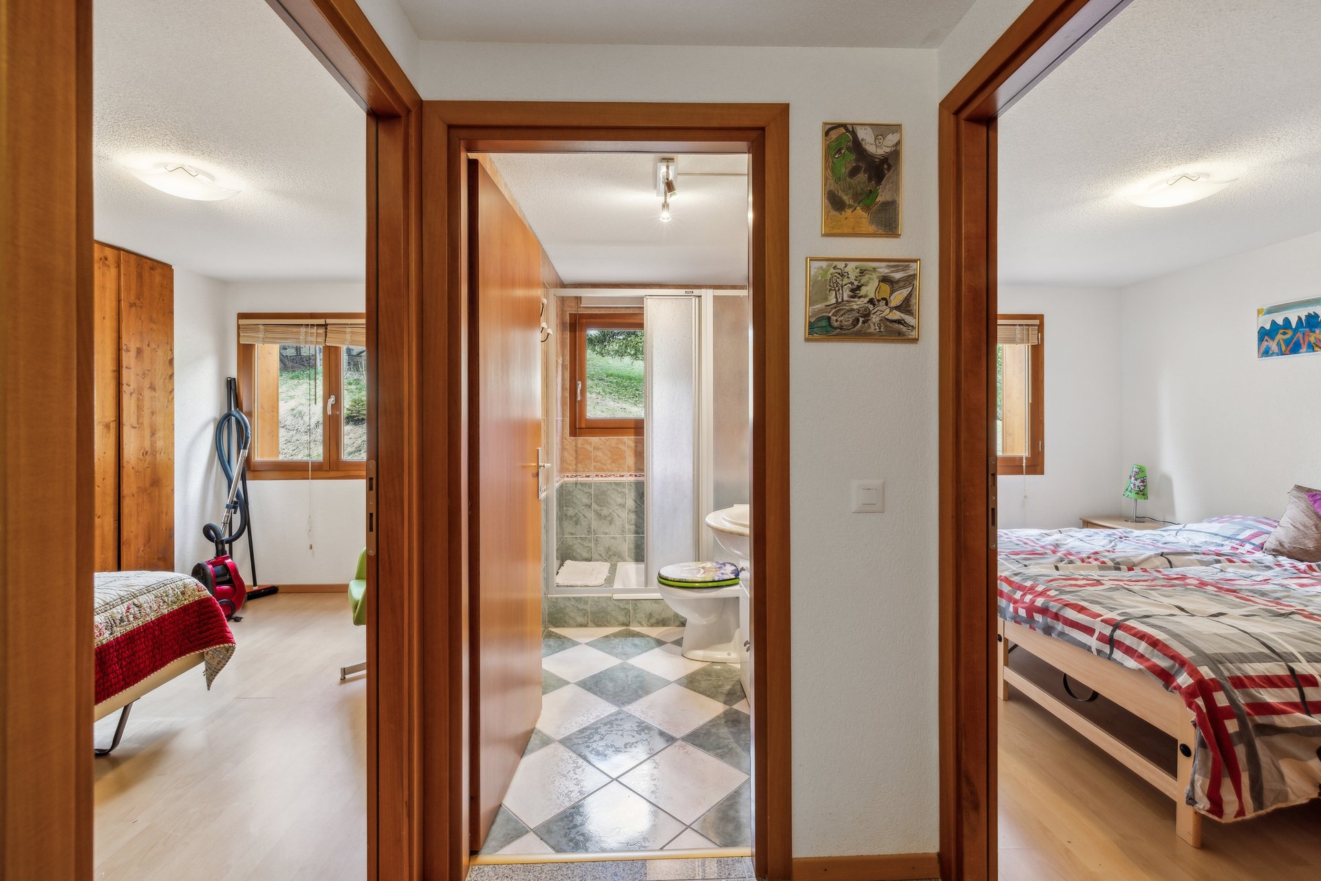 Flur mit Blick in Schlafzimmer und Bad