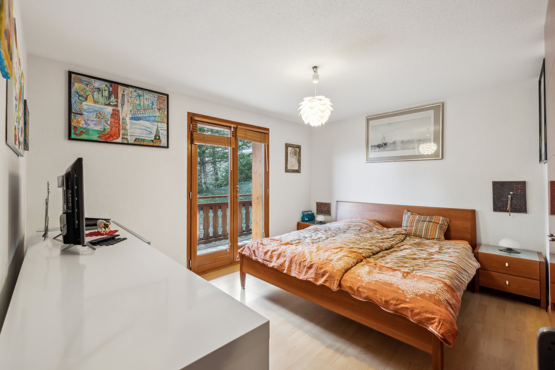 Helles Schlafzimmer mit Holzdetails