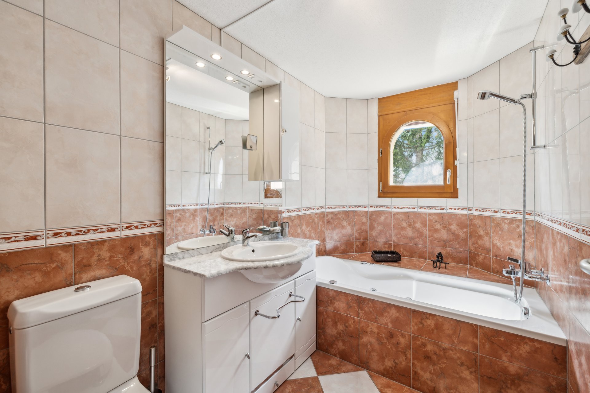 Badezimmer mit Badewanne und Fenster