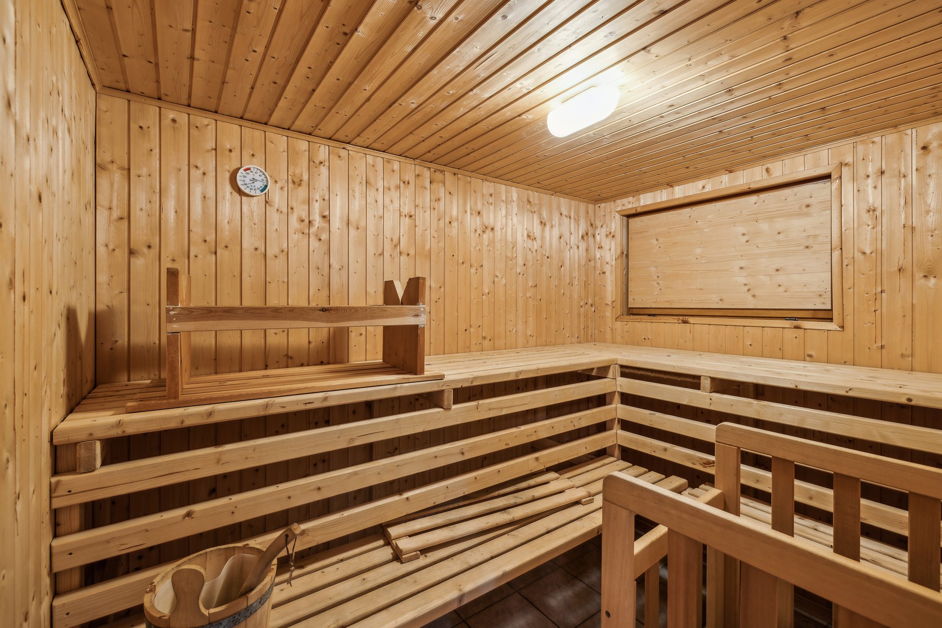 Holzsauna mit Sitzbänken
