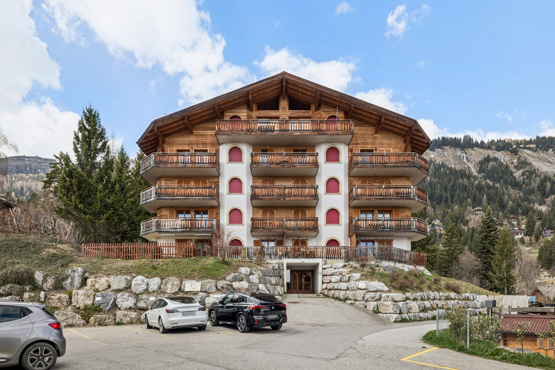 Alpines Mehrfamilienhaus mit Balkonen