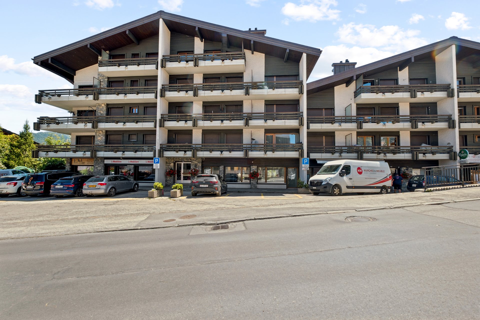 Alpine-Wohnhaus mit Balkonen
