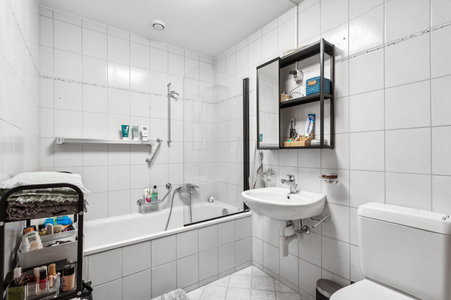 Badezimmer mit Badewanne und Waschbecken