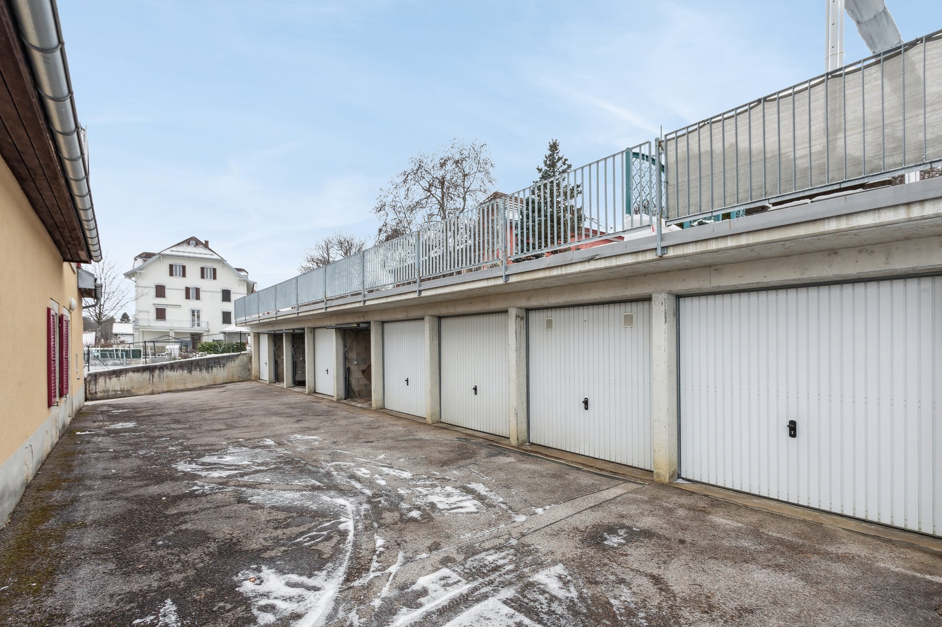 Außenbereich mit Garagenzufahrt