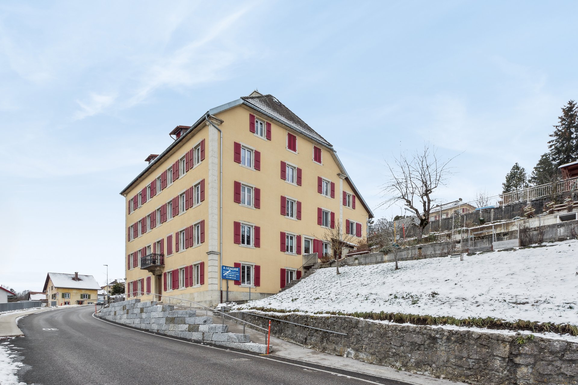 Mehrfamilienhaus an verschneiter Straße