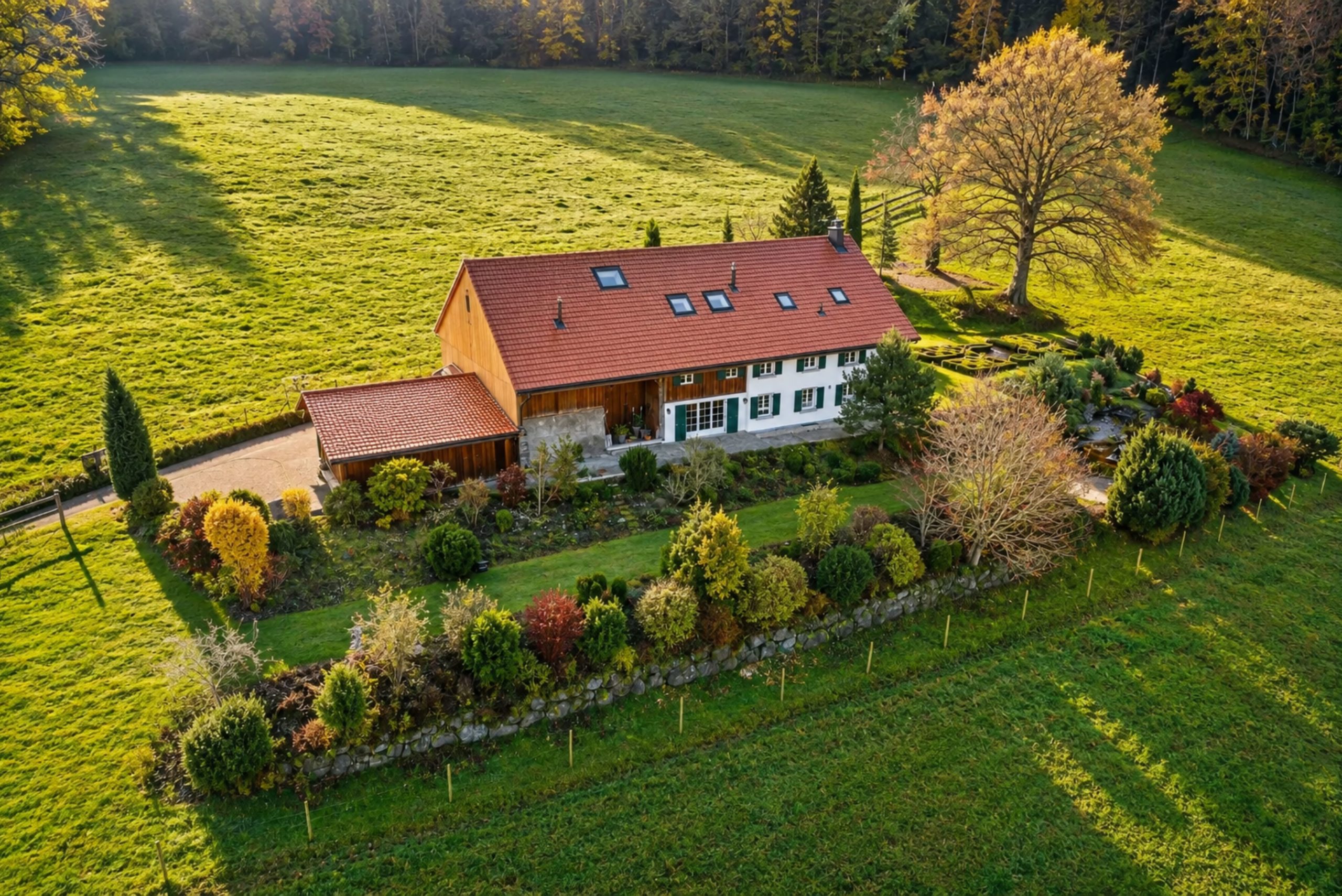 Luftaufnahme eines Landhauses mit großem Garten