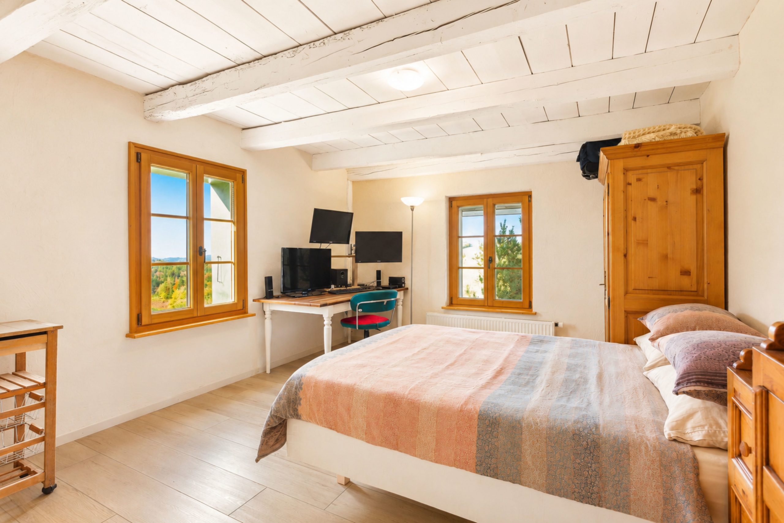 Helles Schlafzimmer mit Arbeitsbereich