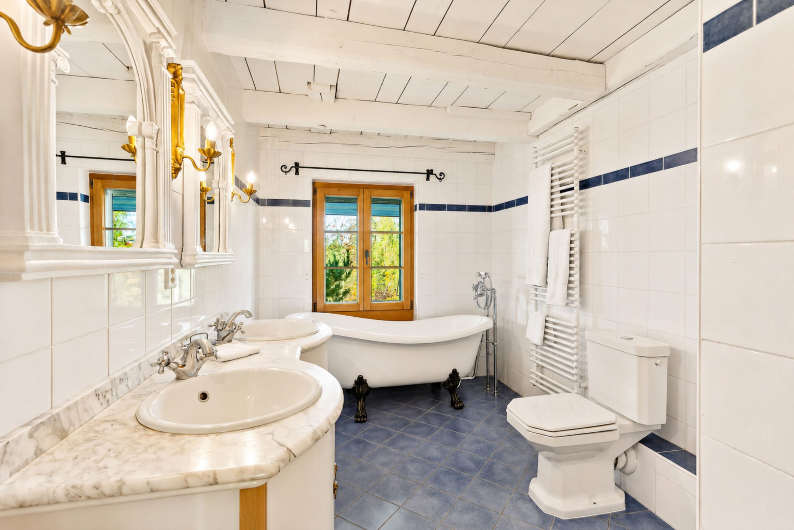 Klassisches Badezimmer mit freistehender Wanne
