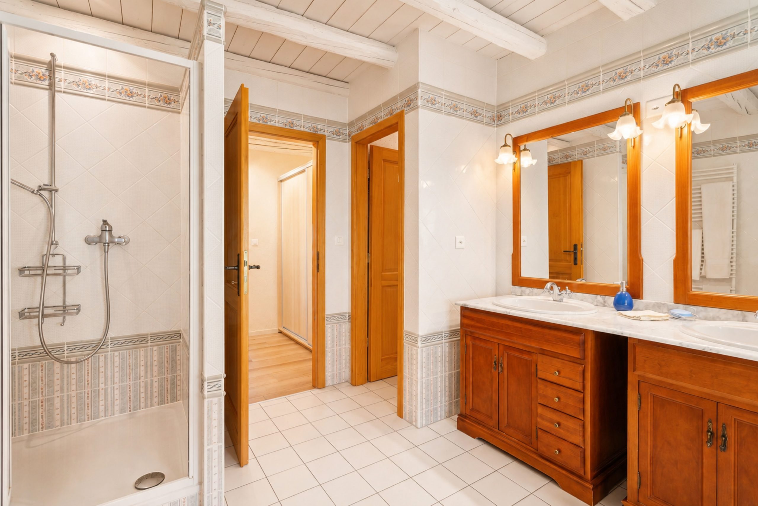 Helles Badezimmer mit Dusche und Doppelwaschtisch