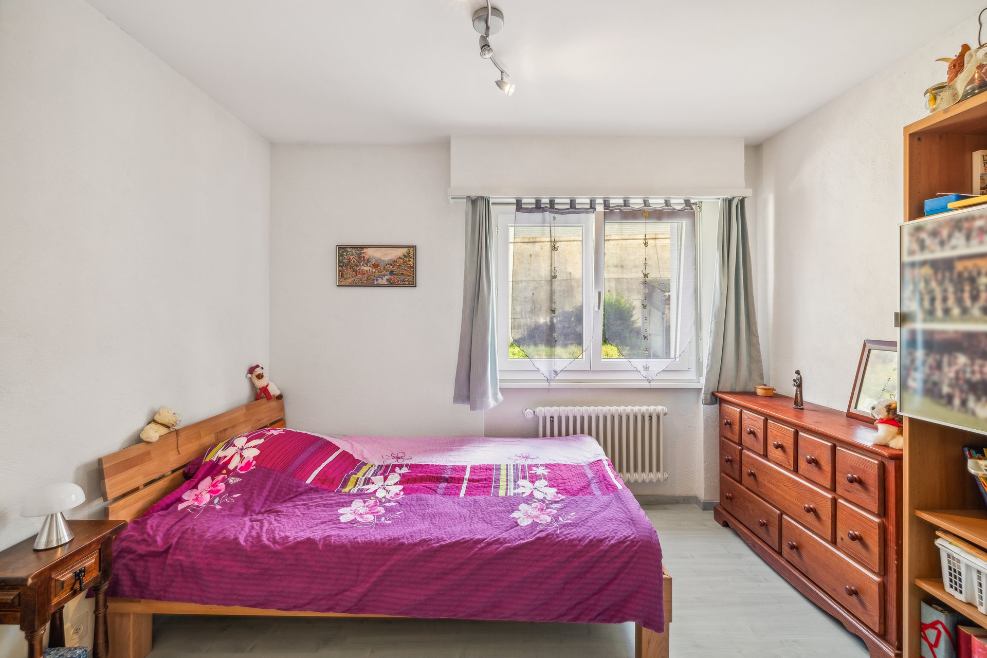 Schlafzimmer mit Bett und Fenster