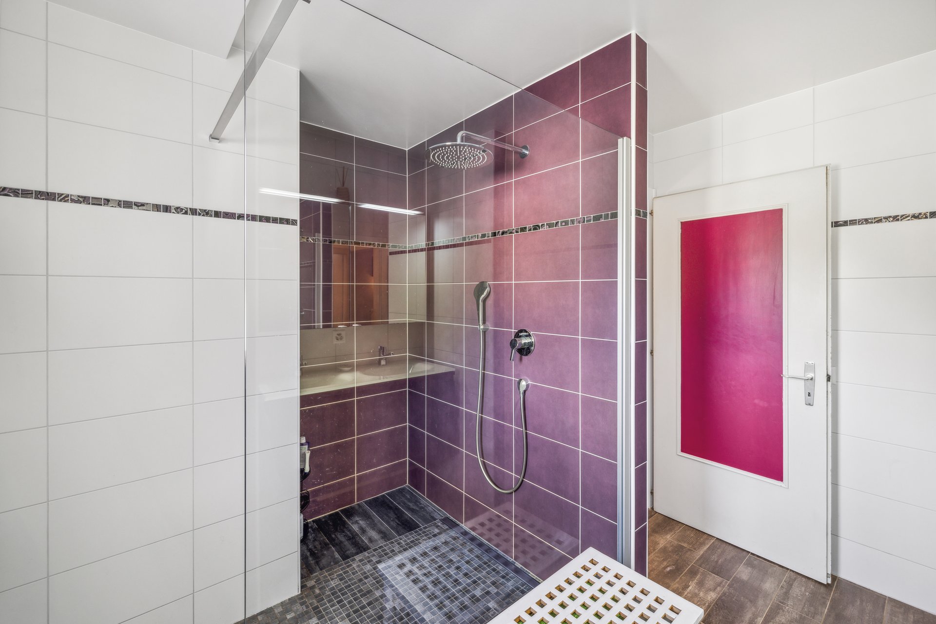 Modernes Badezimmer mit begehbarer Dusche