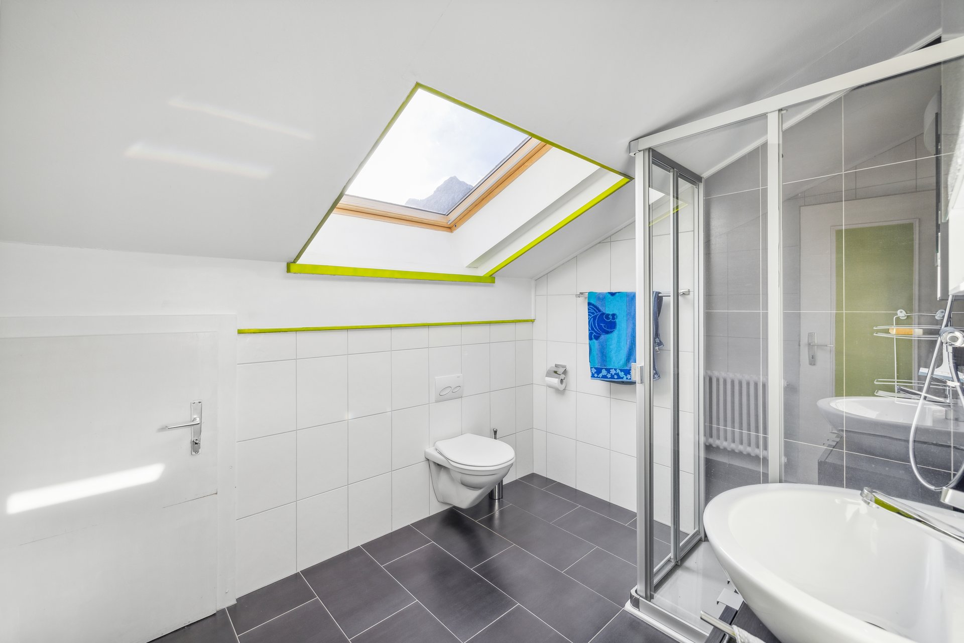 Modernes Dachbad mit Dusche und WC