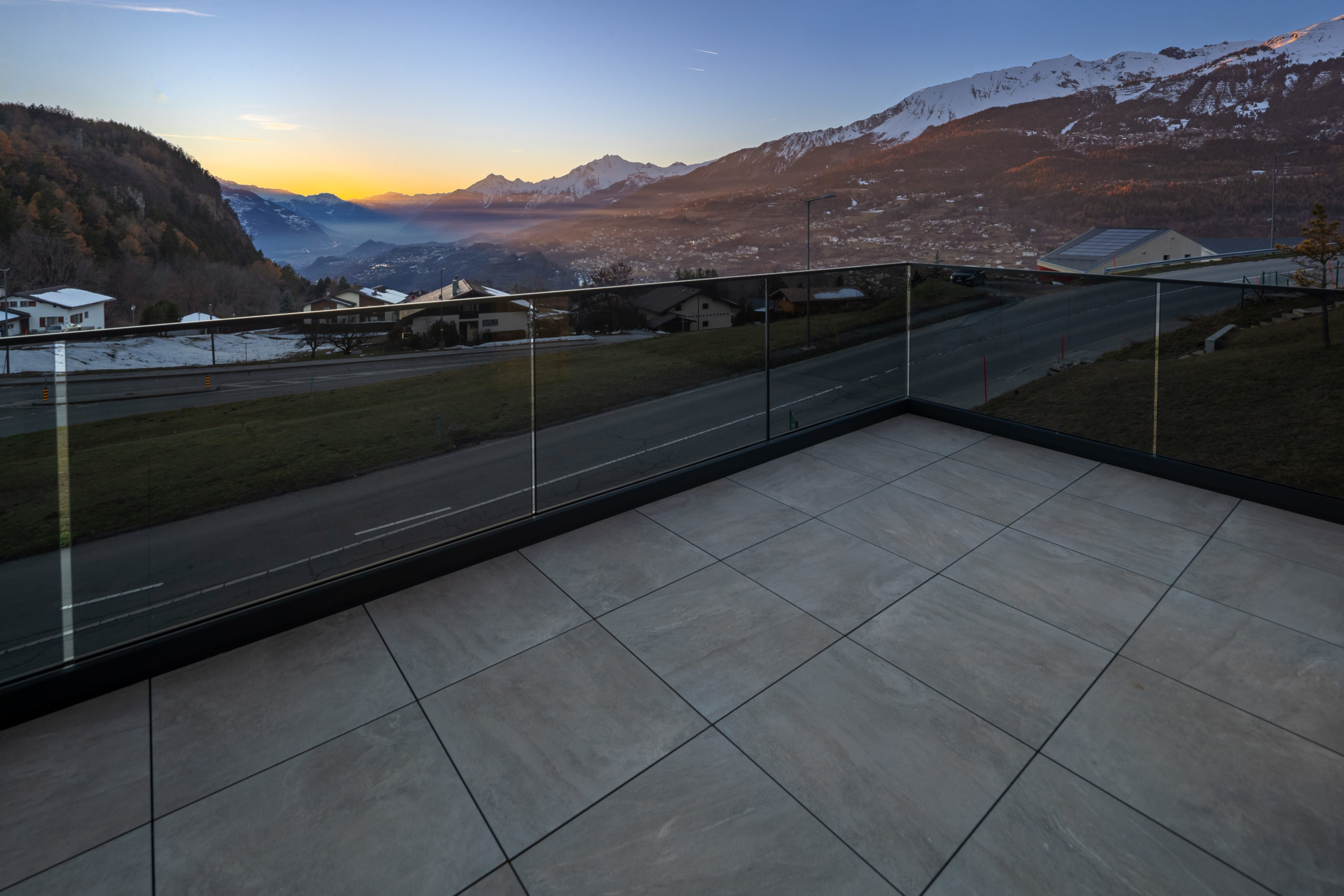 Balkon mit Alpenpanorama bei Sonnenuntergang