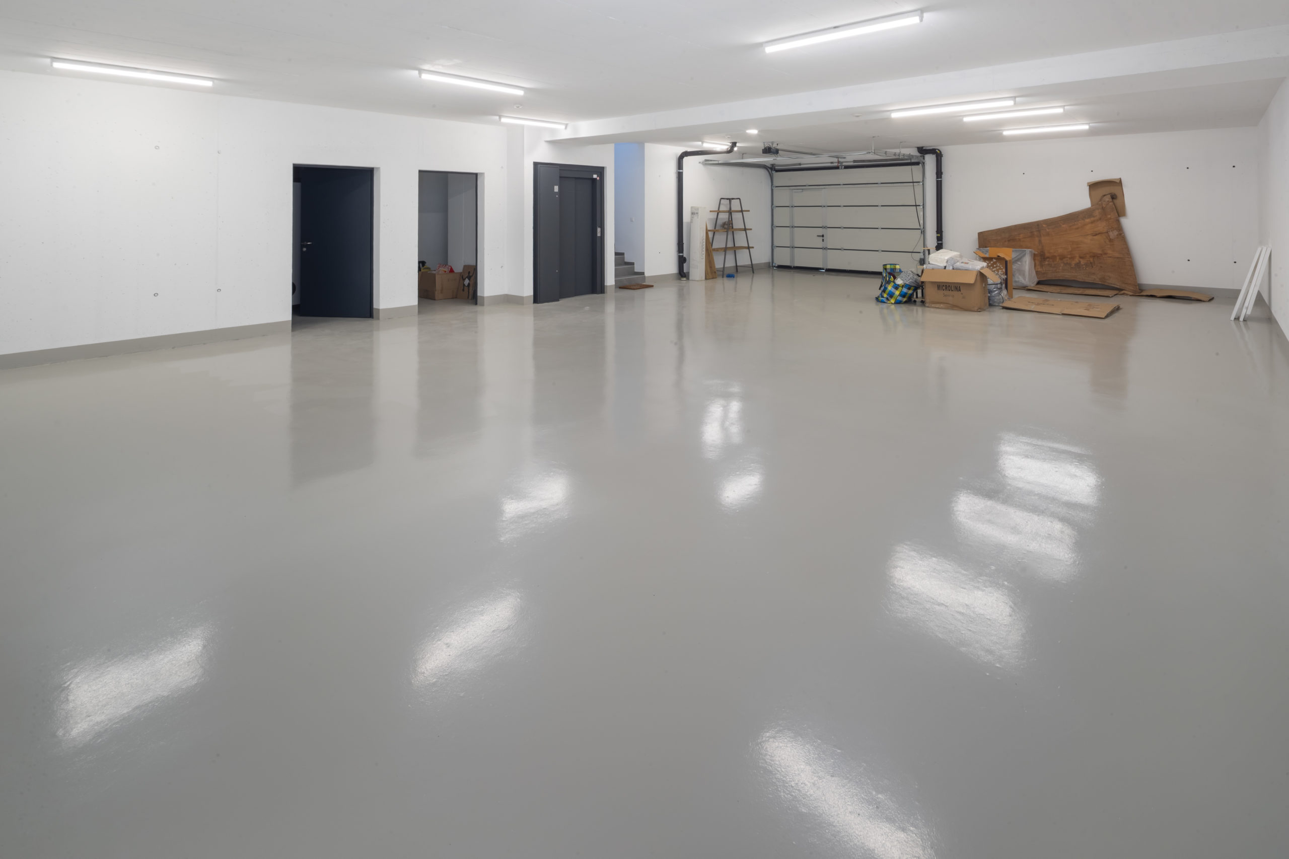 Großer leerer Garagenraum
