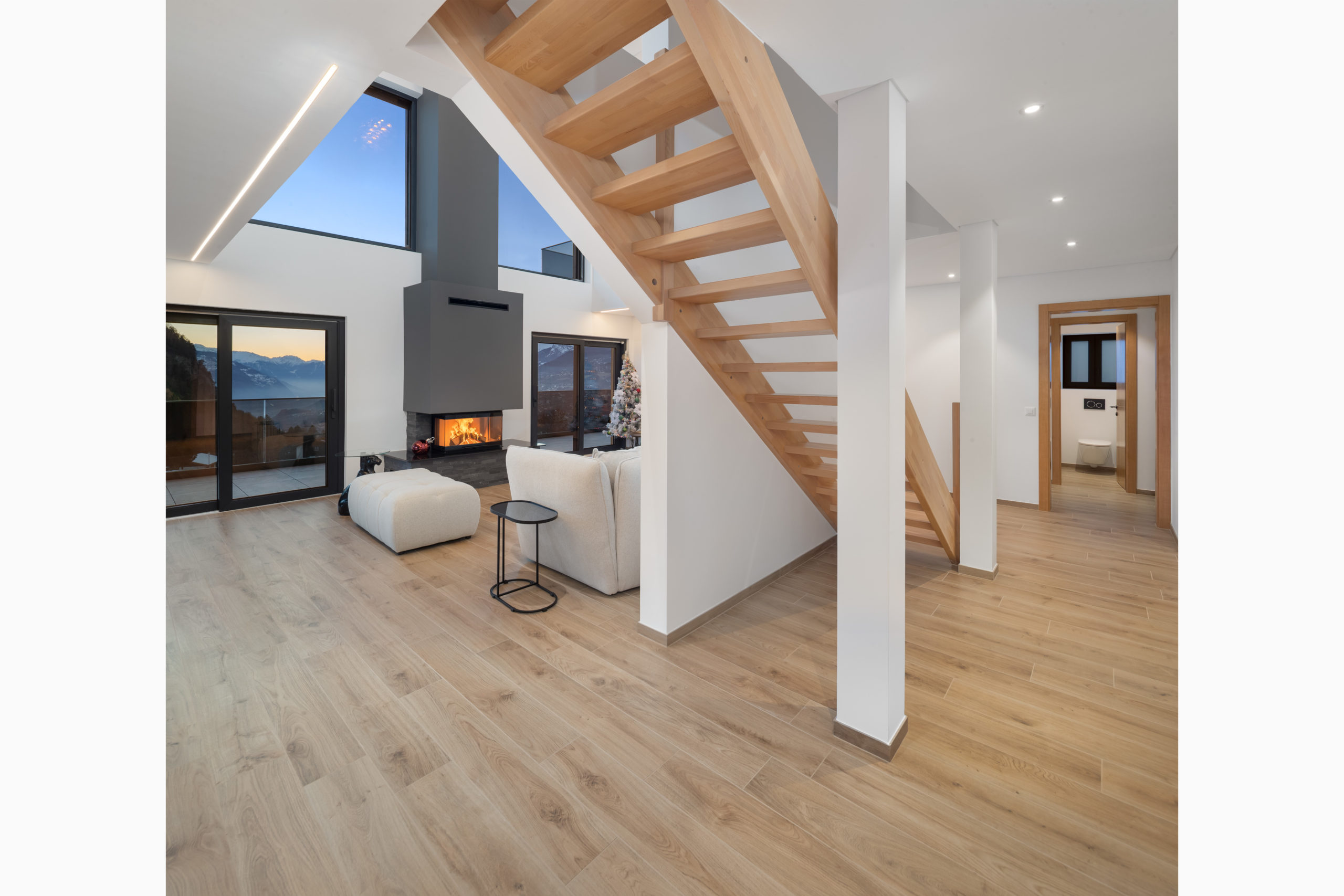 Offener Wohnbereich mit Treppe und Kamin