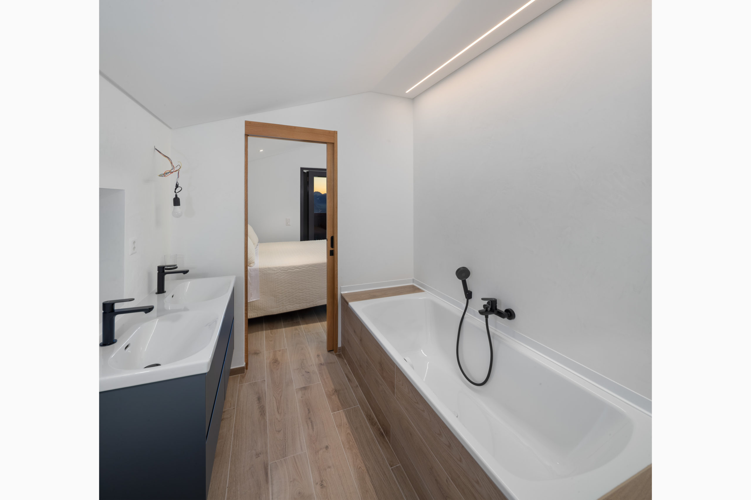 Modernes Badezimmer mit Badewanne und Doppelwaschbecken