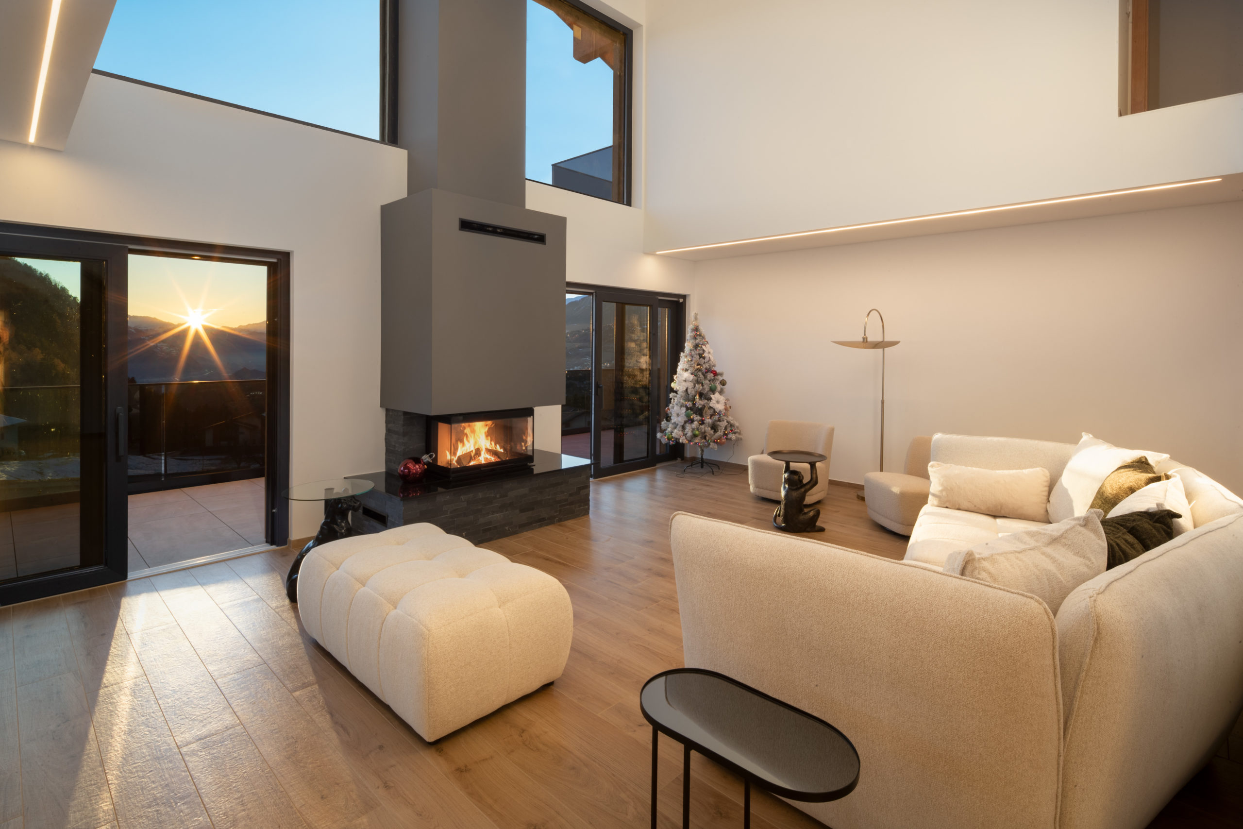 Heller Wohnraum mit Kamin und Galerie