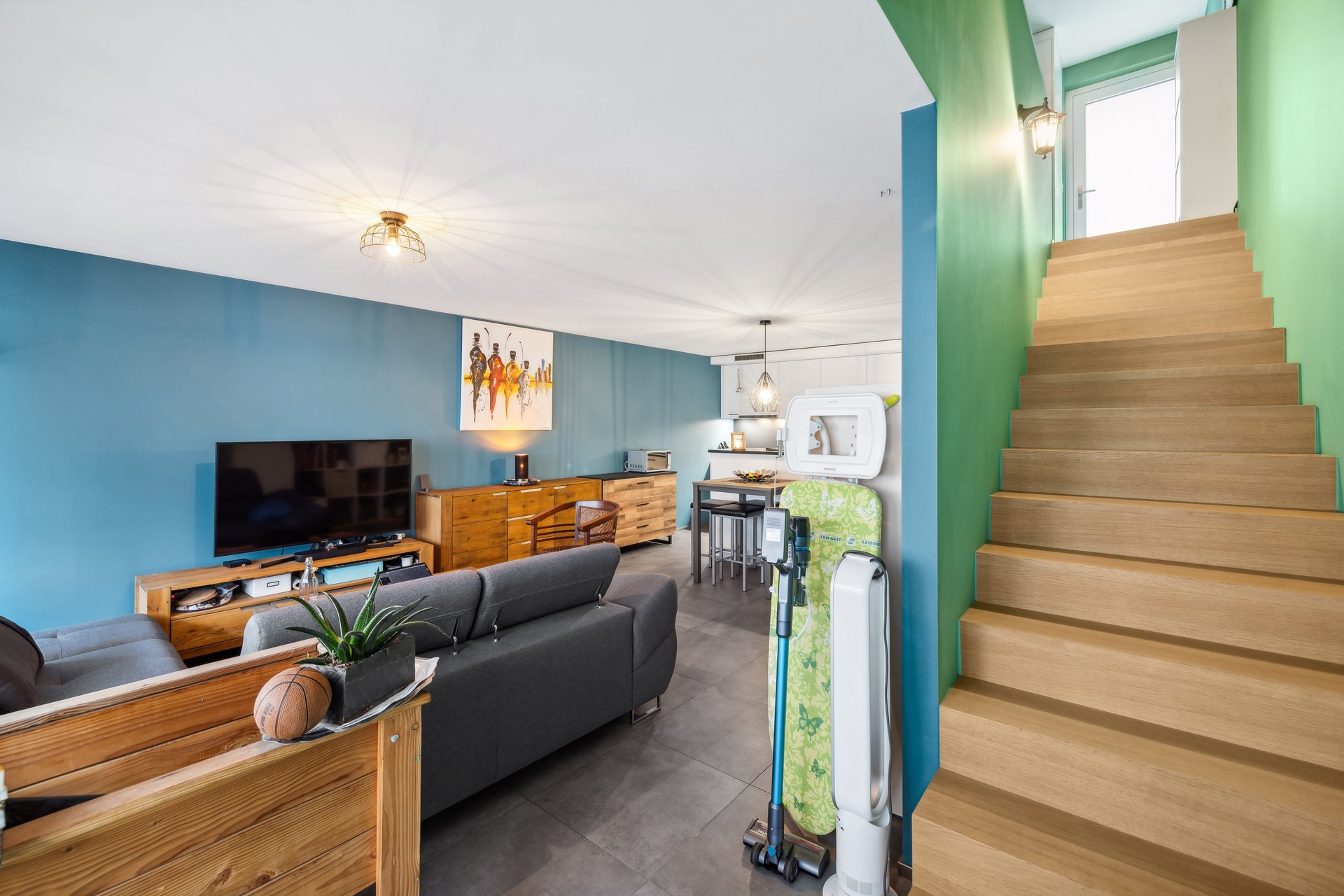 Wohnzimmer mit Treppe