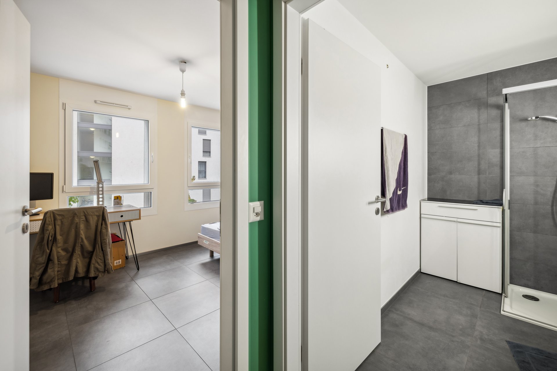 Modernes Apartment mit Schlafzimmer und Bad