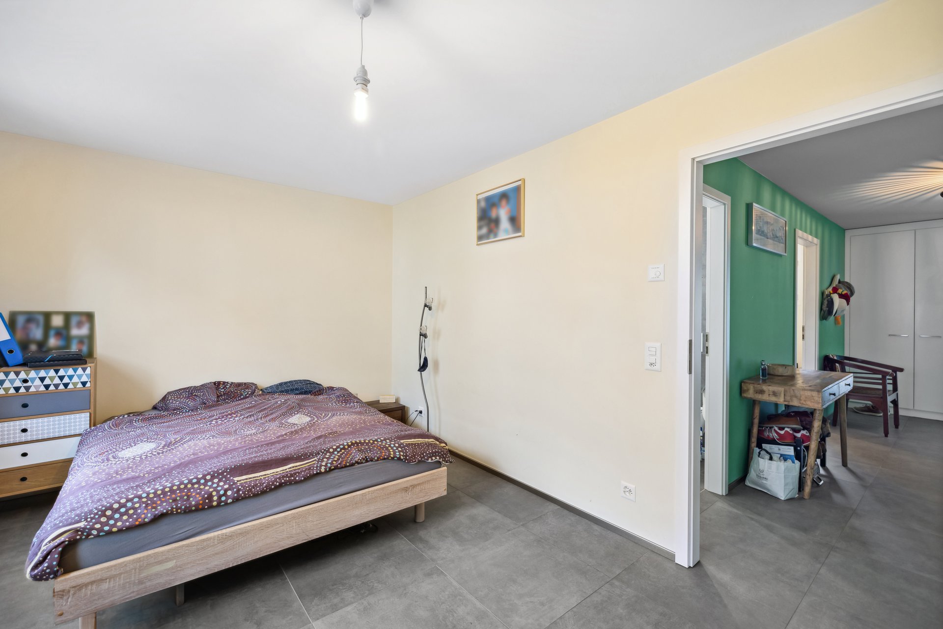 Schlafzimmer mit angrenzendem Flur