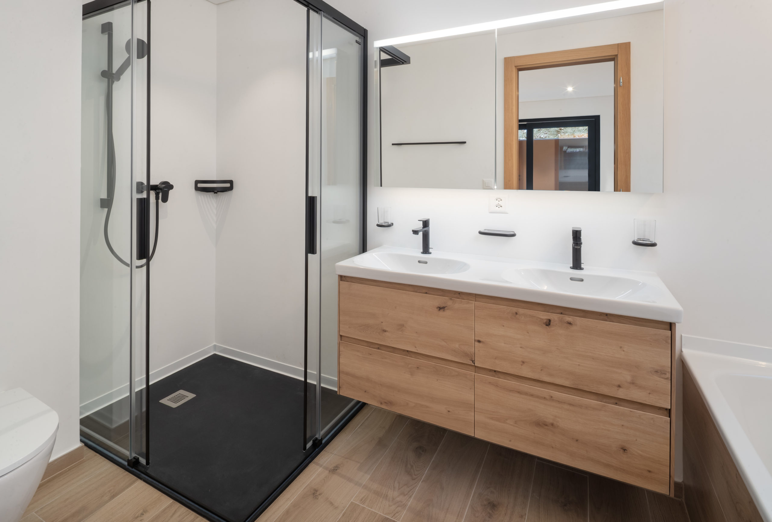 Modernes Badezimmer mit Dusche und Doppelwaschtisch