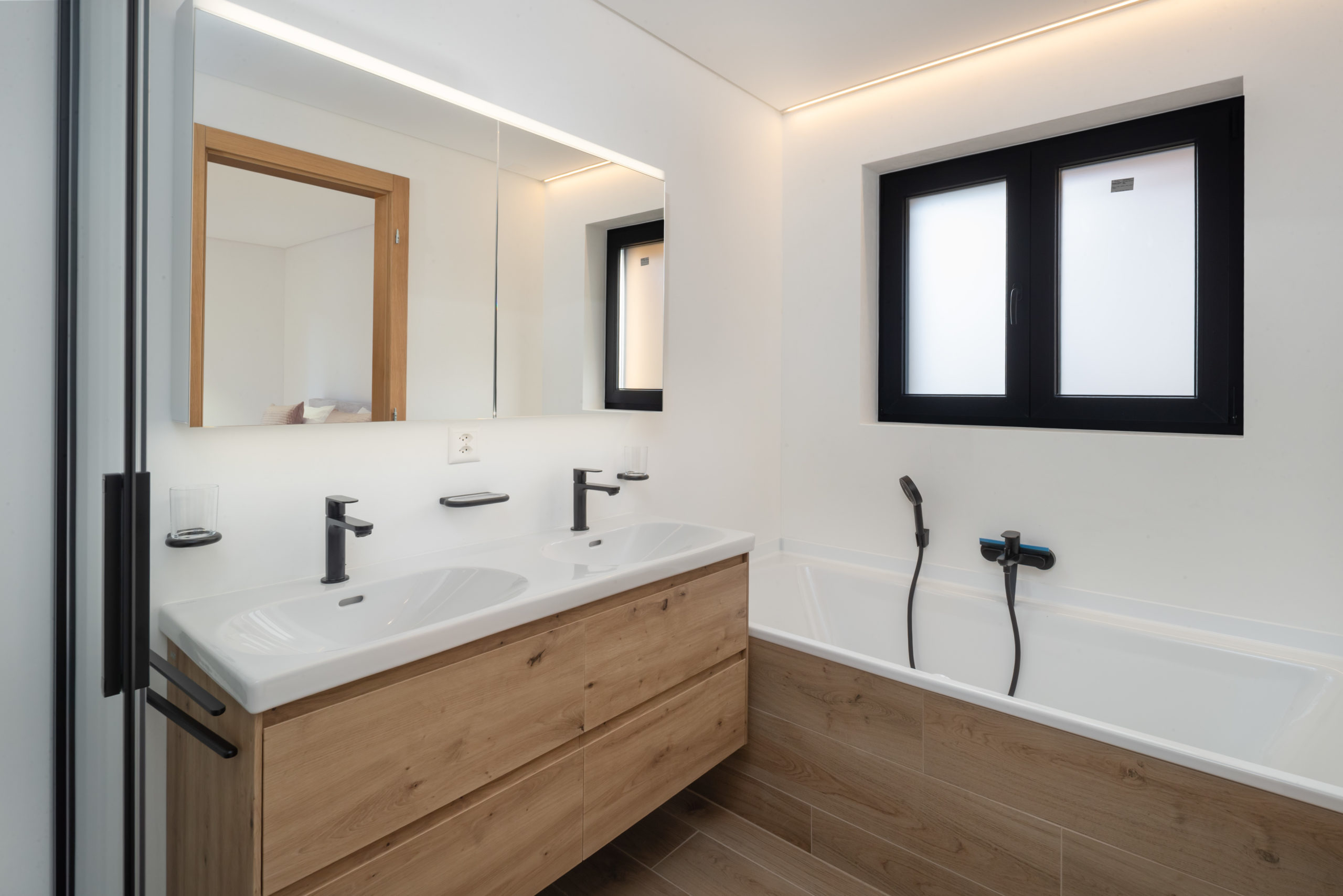 Modernes Badezimmer mit Doppelwaschtisch und Badewanne