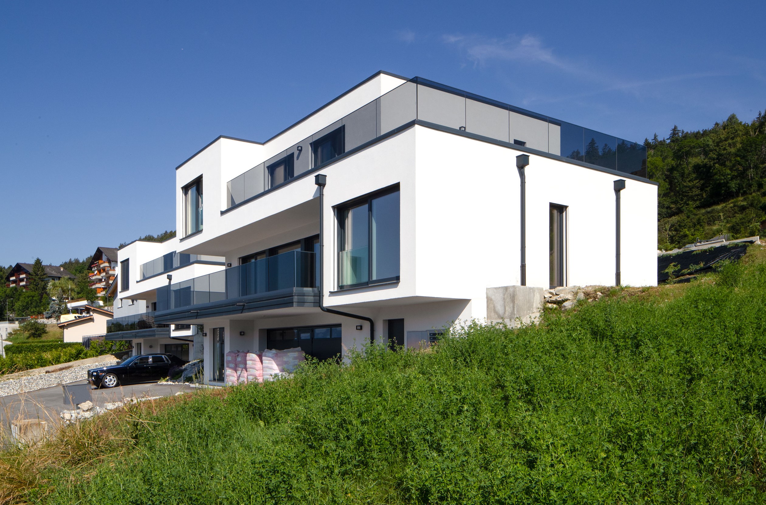 Modernes weißes Wohnhaus in Hanglage