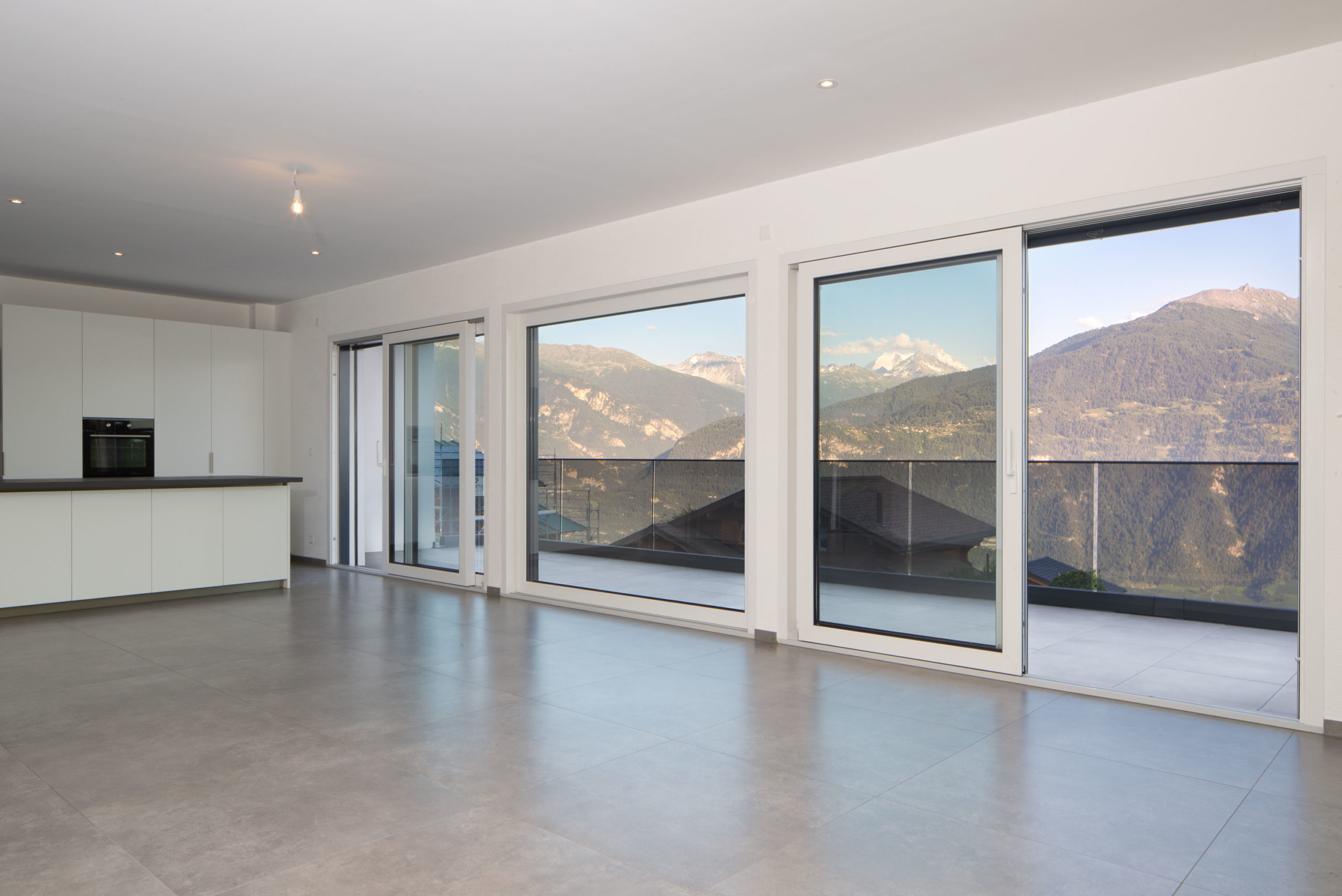 Offener Wohnraum mit Bergblick