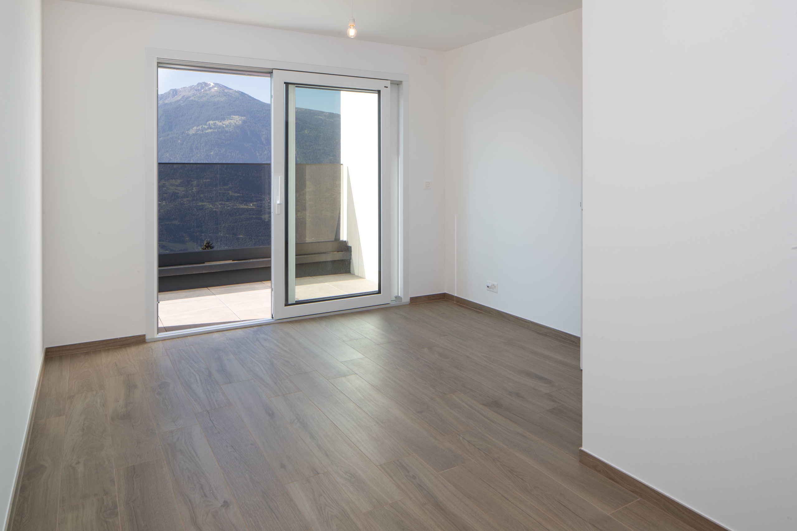 Leeres Zimmer mit Bergblick