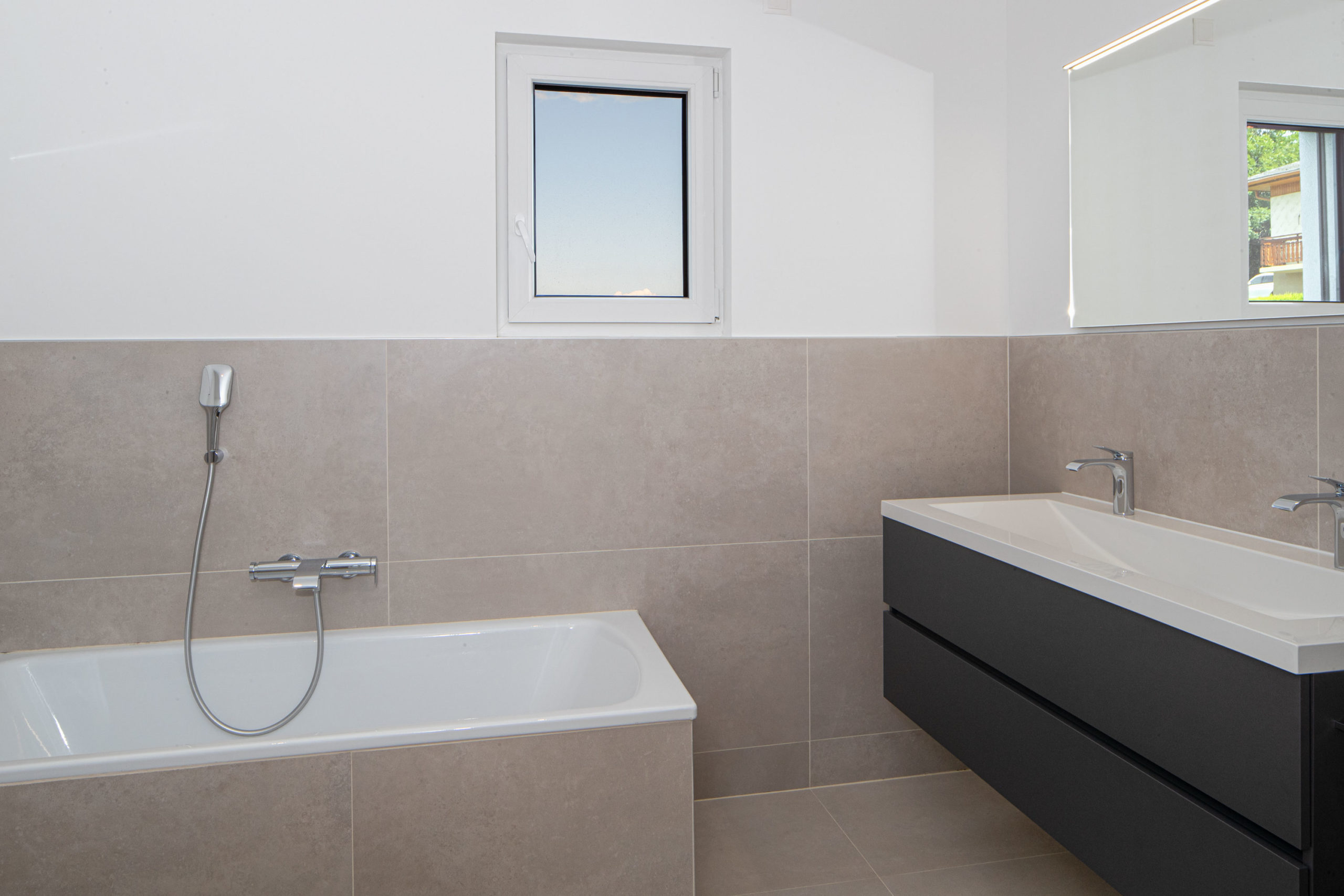 Modernes Badezimmer mit Badewanne und Doppelwaschtisch