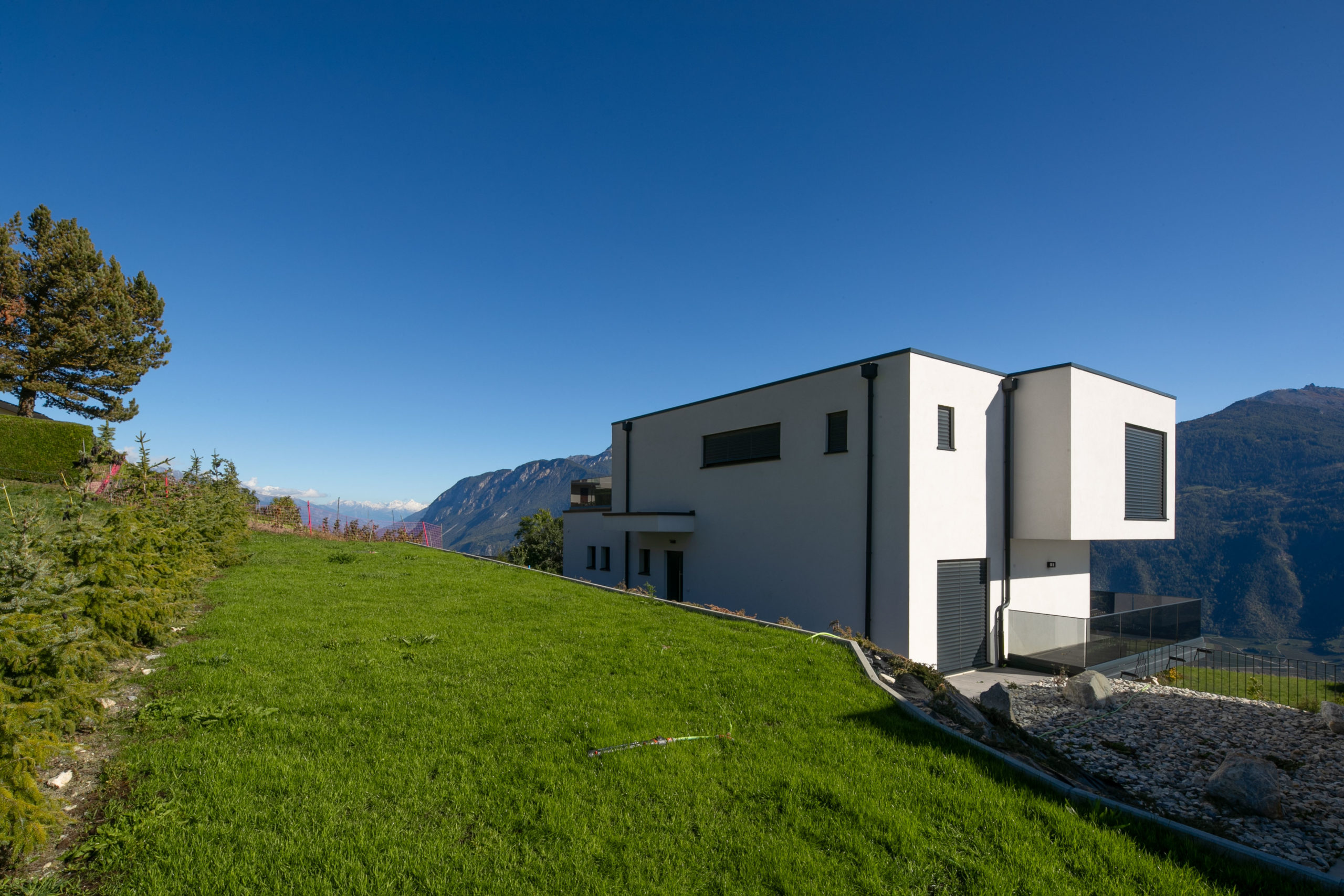 Modernes Einfamilienhaus mit Bergblick