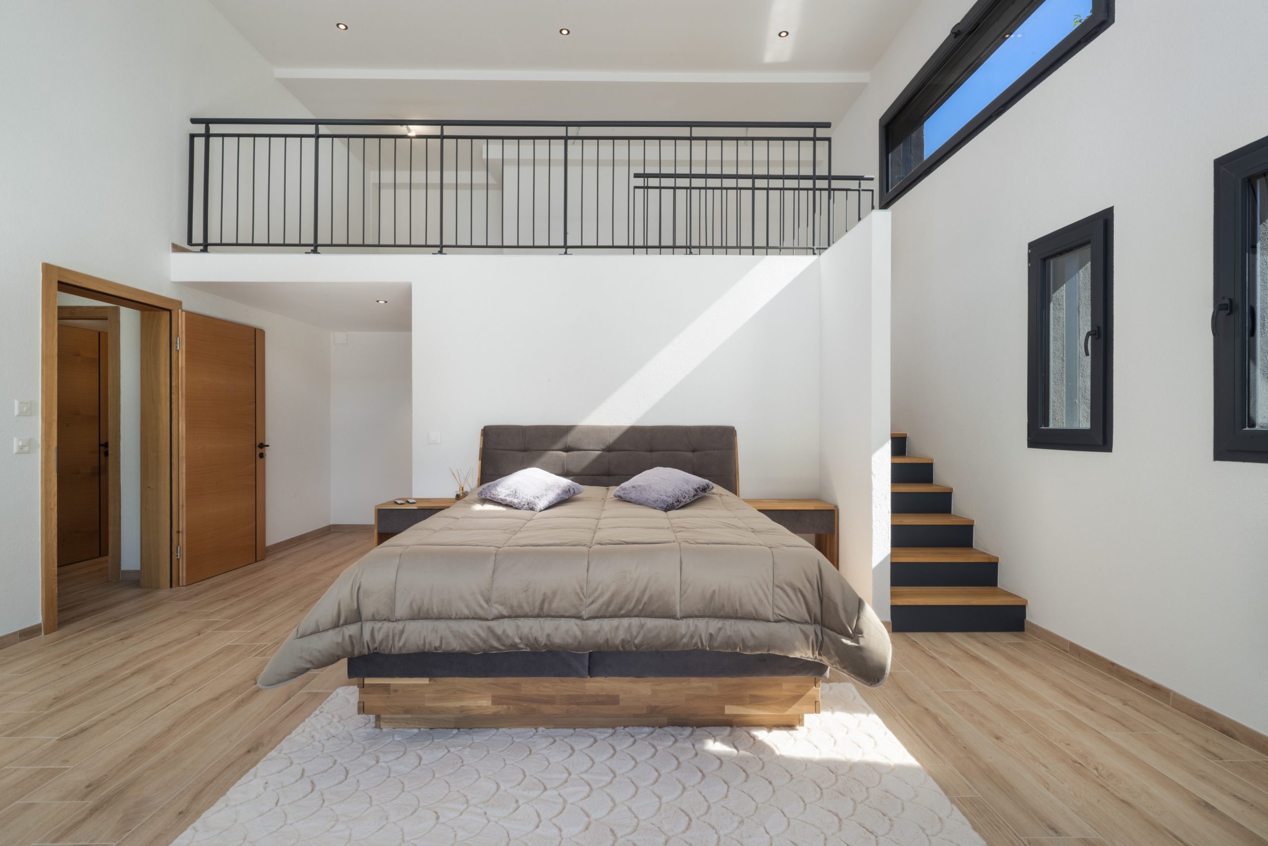 Modernes Schlafzimmer mit Galerie und Treppe