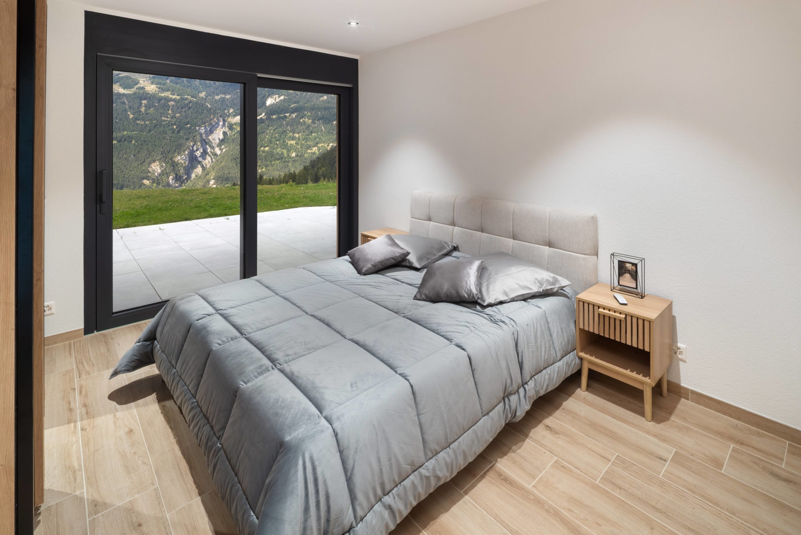 Modernes Schlafzimmer mit Bergblick