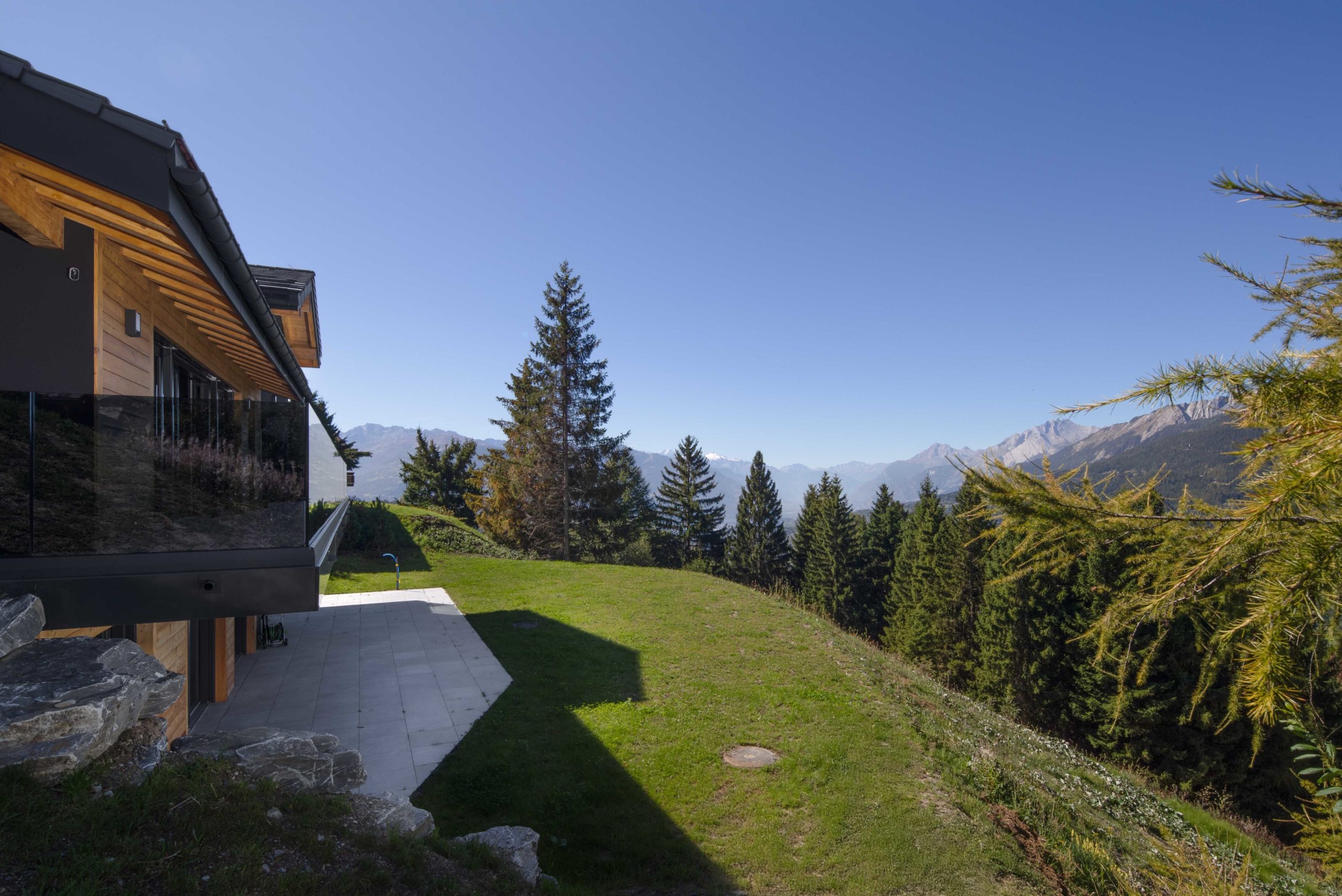 Alpenhaus mit großer Terrasse und Bergblick