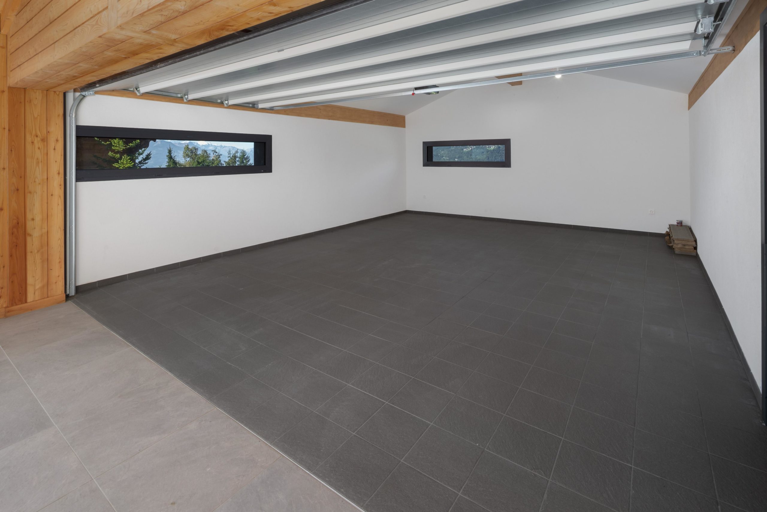 Leerer moderner Garagenraum mit Fliesenboden