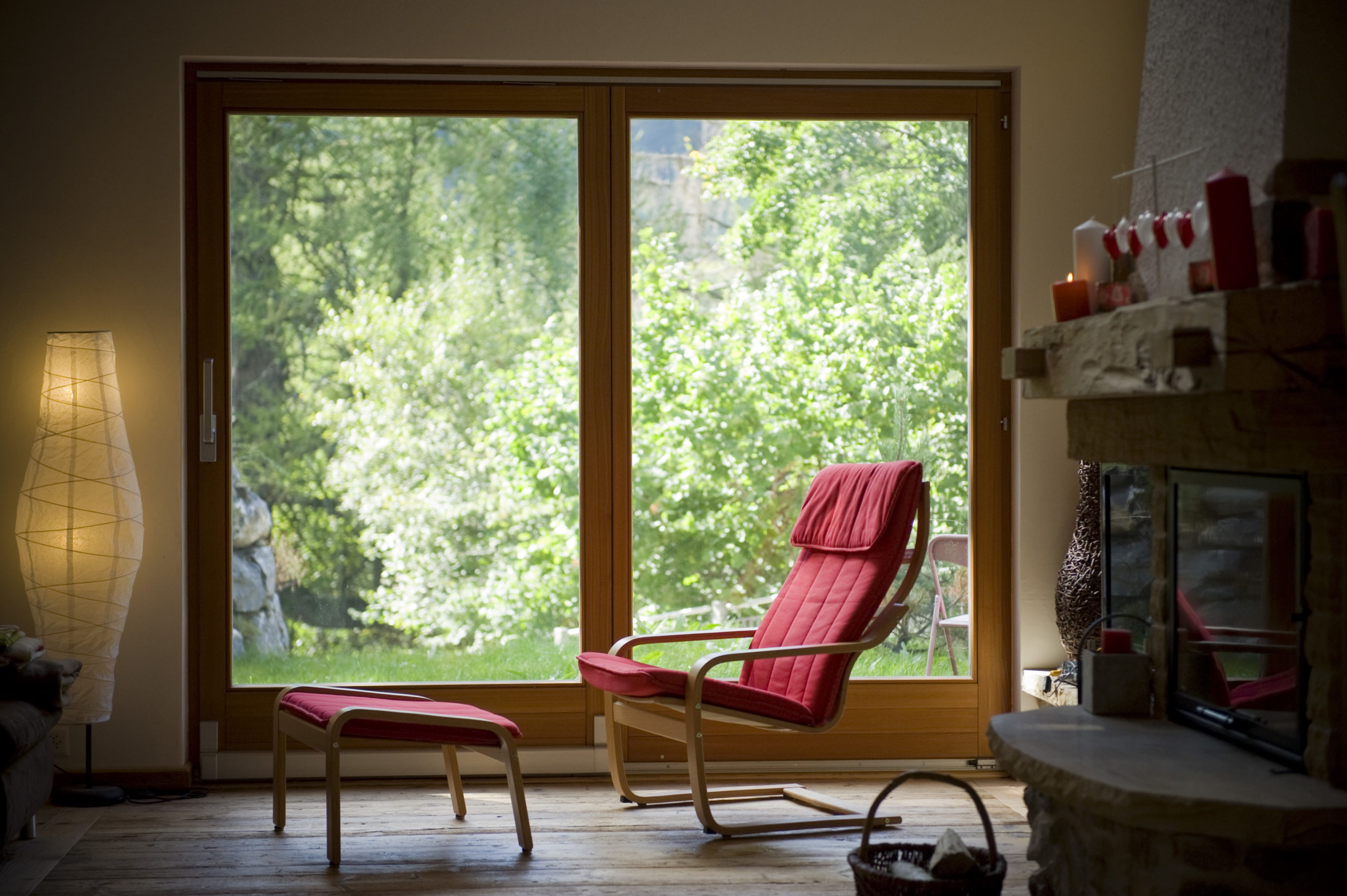 Gemütliches Wohnzimmer mit Gartenblick