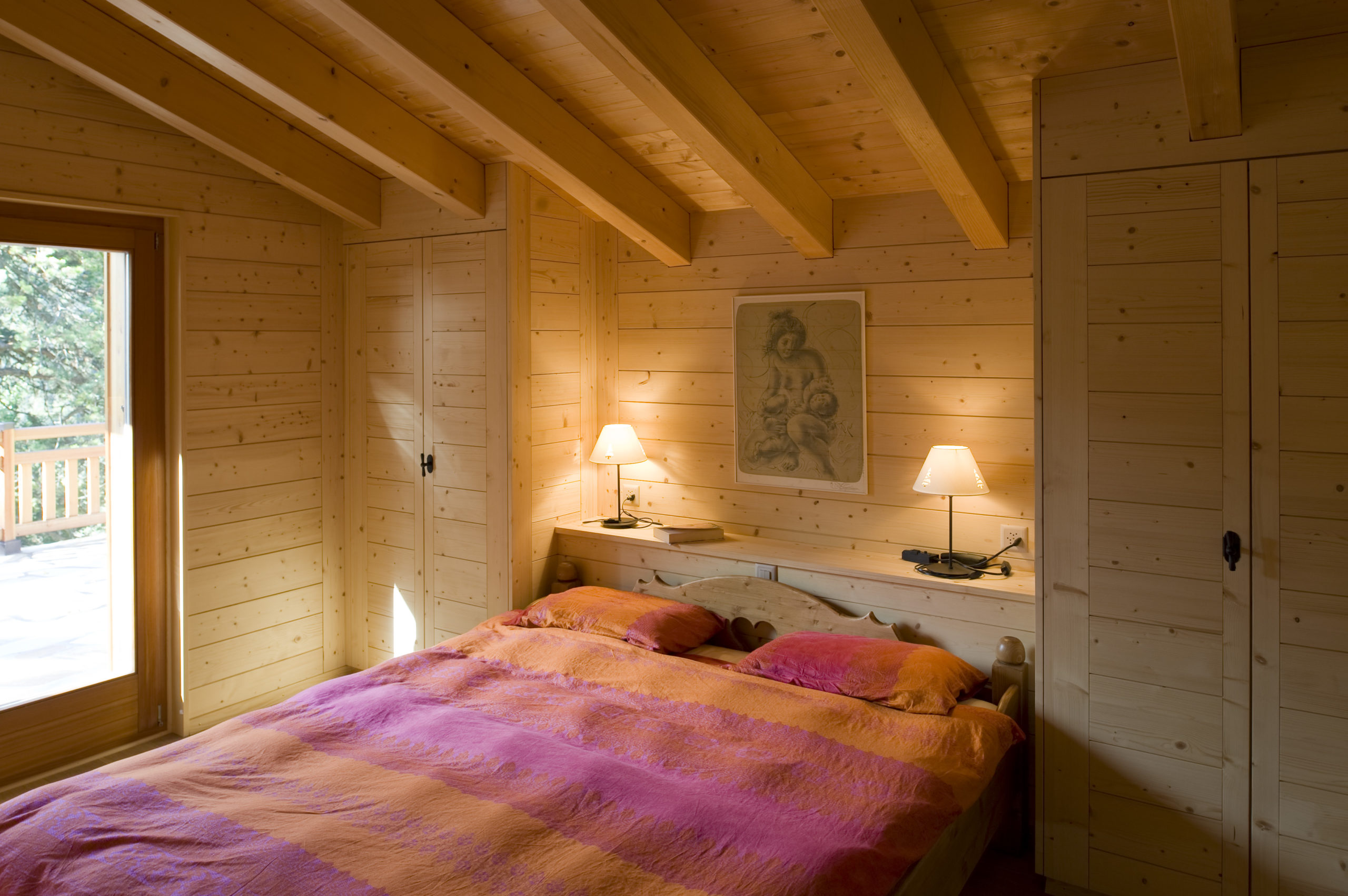 Holzvertäfeltes Schlafzimmer mit Doppelbett
