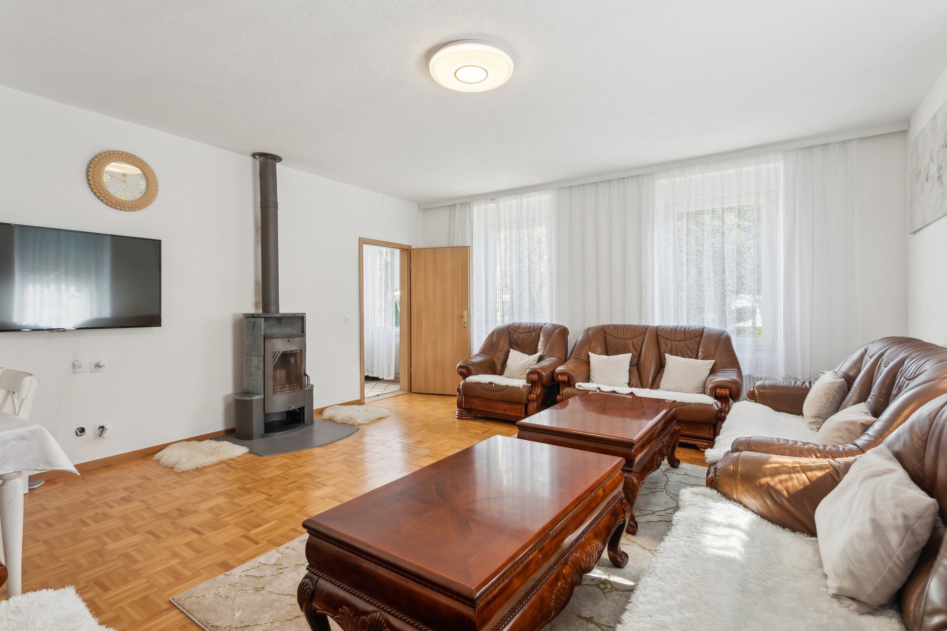 Wohnzimmer mit Kamin und klassischer Ledersitzgruppe